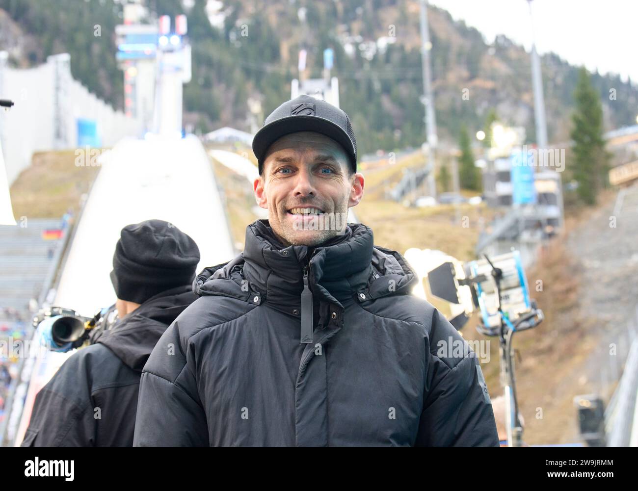 Sven Hannawald, Hanni, ancien sauteur à ski, maintenant expert TV au 71. Tournoi de saut à ski four Hills le 28 décembre 2023 à Schattenbergschanze ORLEN Arena à Oberstdorf, Bavière, Allemagne, © Peter Schatz / Alamy Live News Banque D'Images