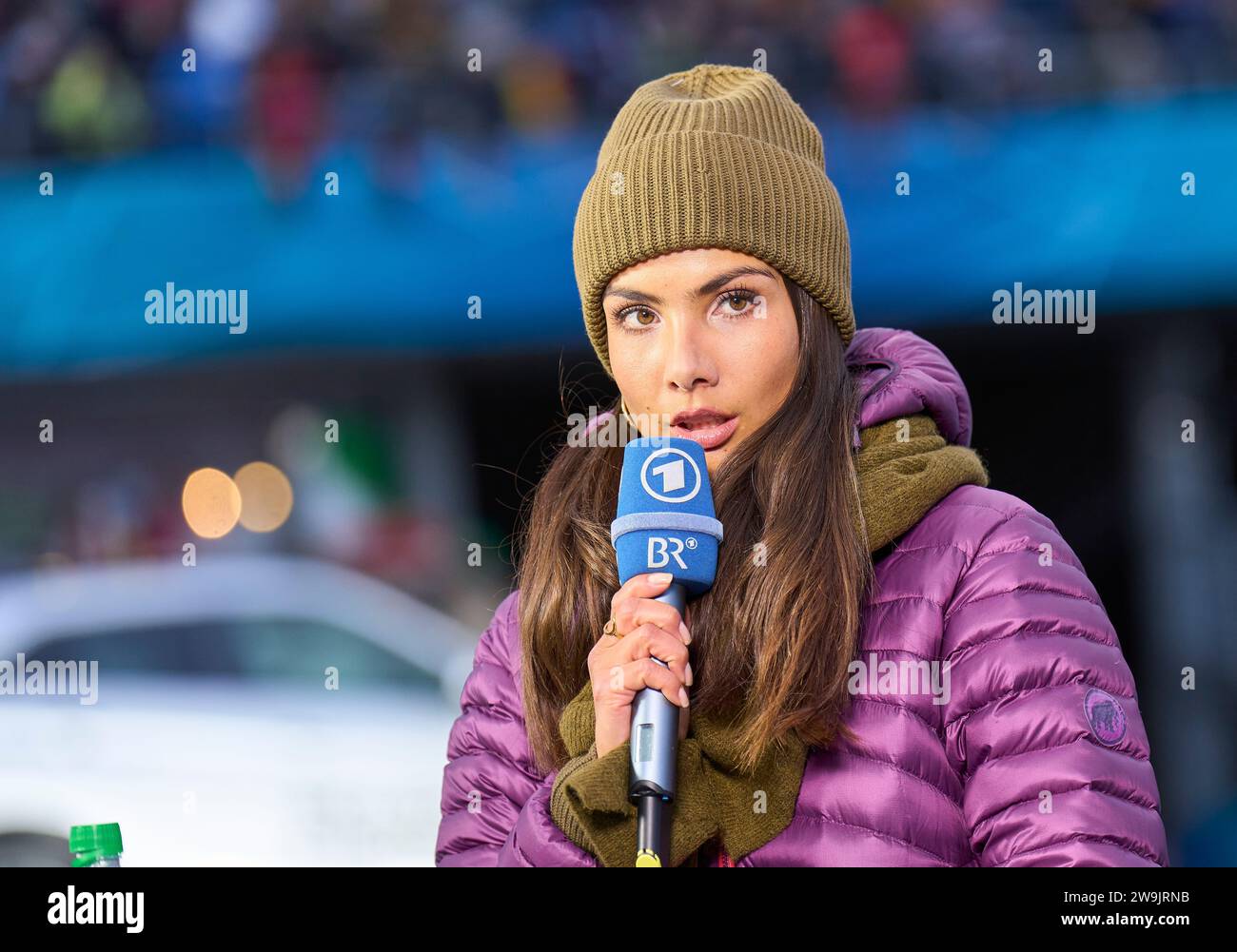 Lea Wagner, présentatrice sportive ARD Sport Moderatorin, Sportmoderatorin, Journalistin, Das Erste, Fernsehmoderatorin, TV, au 71. Tournoi de saut à ski four Hills le 28 décembre 2023 à Schattenbergschanze ORLEN Arena à Oberstdorf, Bavière, Allemagne, © Peter Schatz / Alamy Live News Banque D'Images