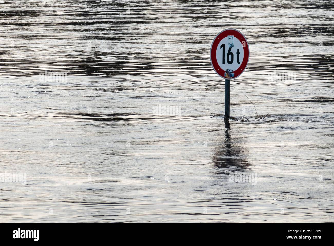 Blick auf die Elbe, ein Schild, und ein ueberflutetes Gebiet am 27.12.2023 in der Naehe der Bruecke Blaues Wunder an der Gaststaette Koernergarten à Dresde. Vue sur l'Elbe et une zone inondée le 27 décembre 2023 près du pont Blaues Wunder au restaurant Koernergarten à Dresde. Recherche : Deutschland neue Bundeslaender Sachsen totale Uebersicht Dresden Fluss Fluesse Elbe Wetter Landschaft Flusslandschaft Wetterfeature flut ueberflutet Hochwasser, Natur Katastrophe Naturkatastrophe Umweltkatastrophen Unwetter Unwetterschaeden chaden Schaeden Klima Klimawelt Oekologien Klima Klimawelt Umwelt Banque D'Images