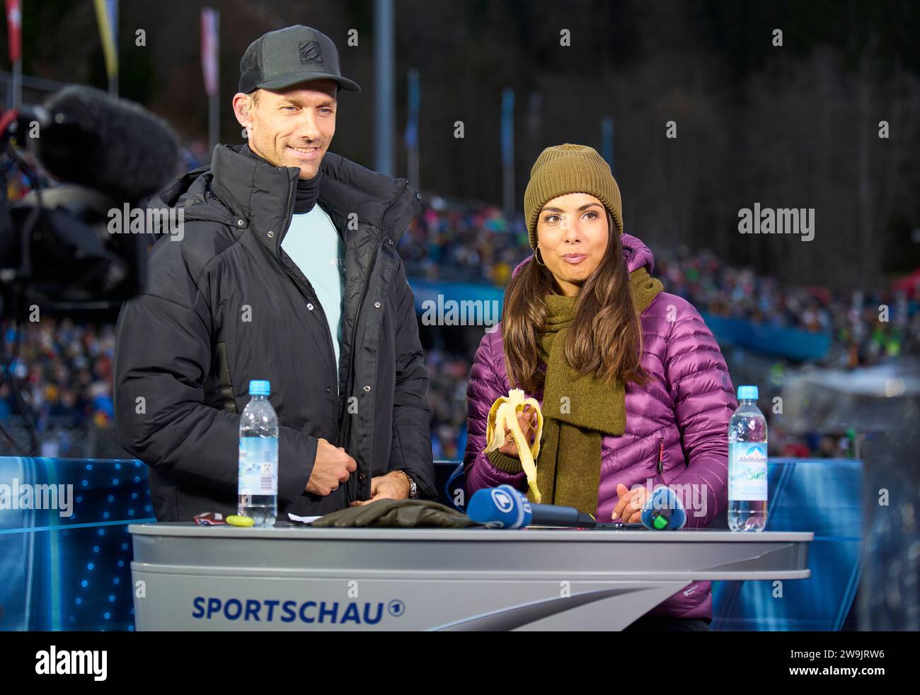 Lea Wagner, présentatrice sportive ARD Sport Moderatorin, Sven Hannawald, Hanni, ancien sauteur à ski, maintenant expert ARD TV au 71. Tournoi de saut à ski four Hills le 28 décembre 2023 à Schattenbergschanze ORLEN Arena à Oberstdorf, Bavière, Allemagne, © Peter Schatz / Alamy Live News Banque D'Images
