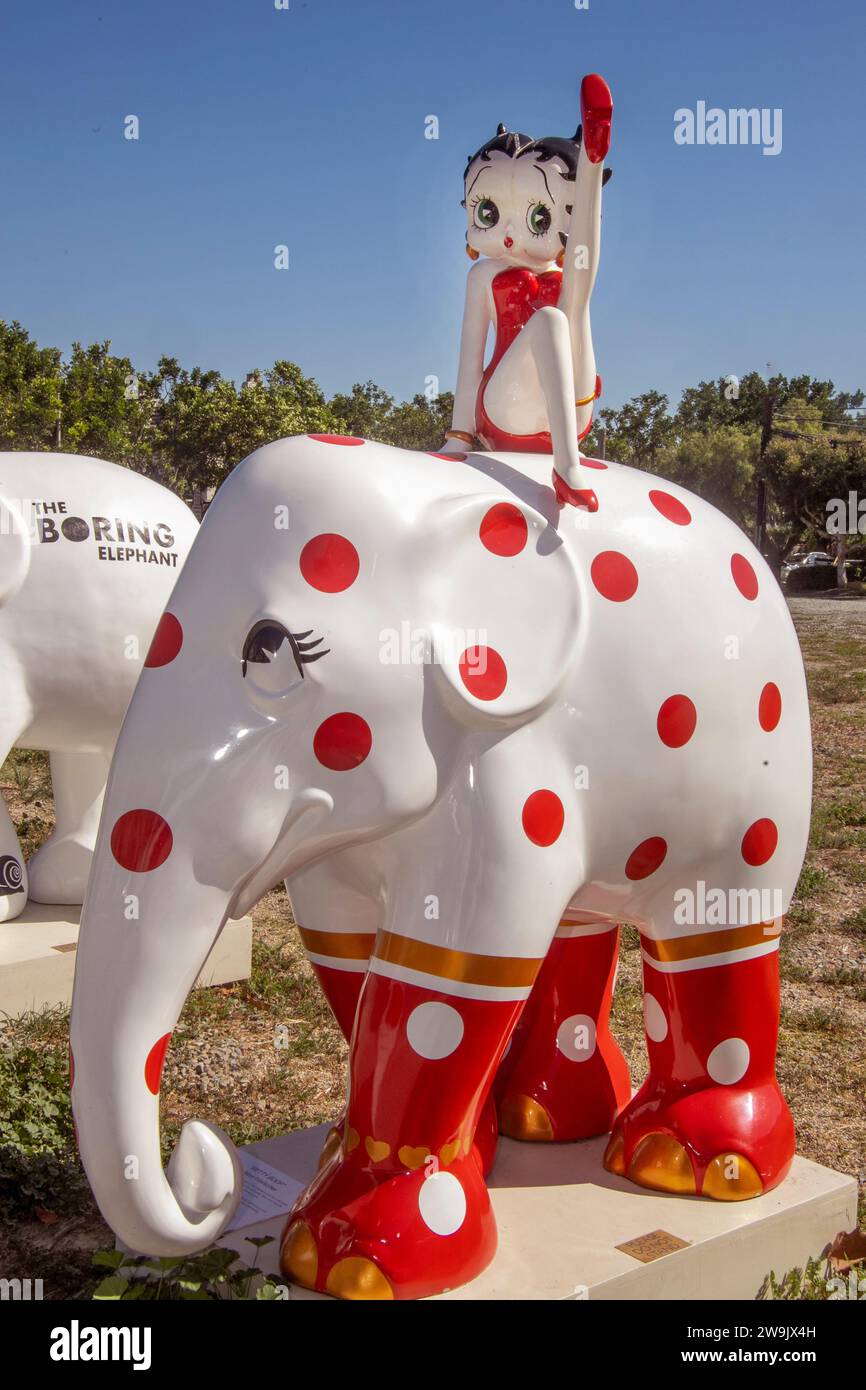 Une exposition d'éléphants peints artistiquement décore un trottoir à Dana point, en Californie. Celui-ci présente le personnage de dessin animé Betty Boop. Banque D'Images