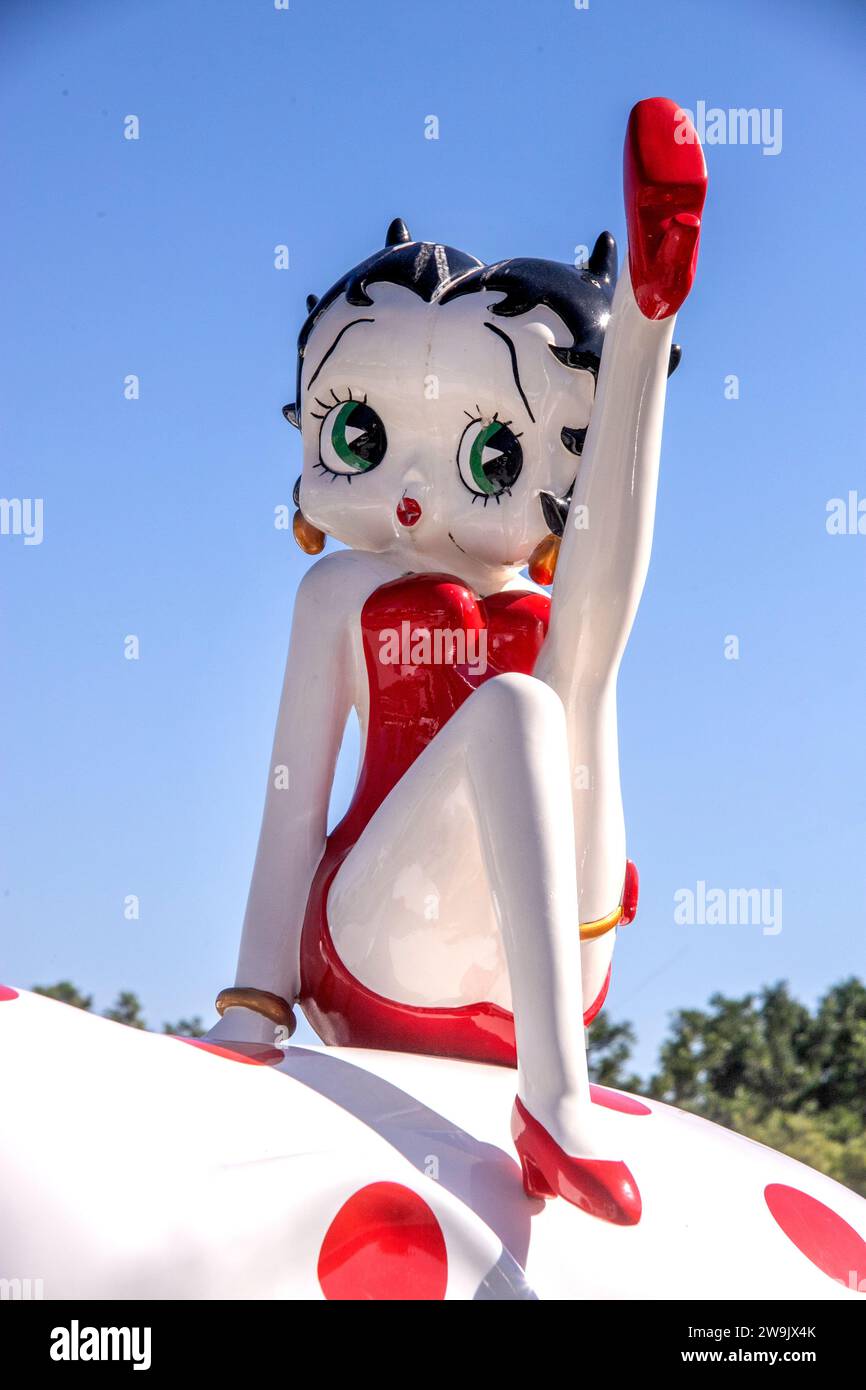 Une exposition d'éléphants peints artistiquement décore un trottoir à Dana point, en Californie. Celui-ci présente le personnage de dessin animé Betty Boop. Banque D'Images