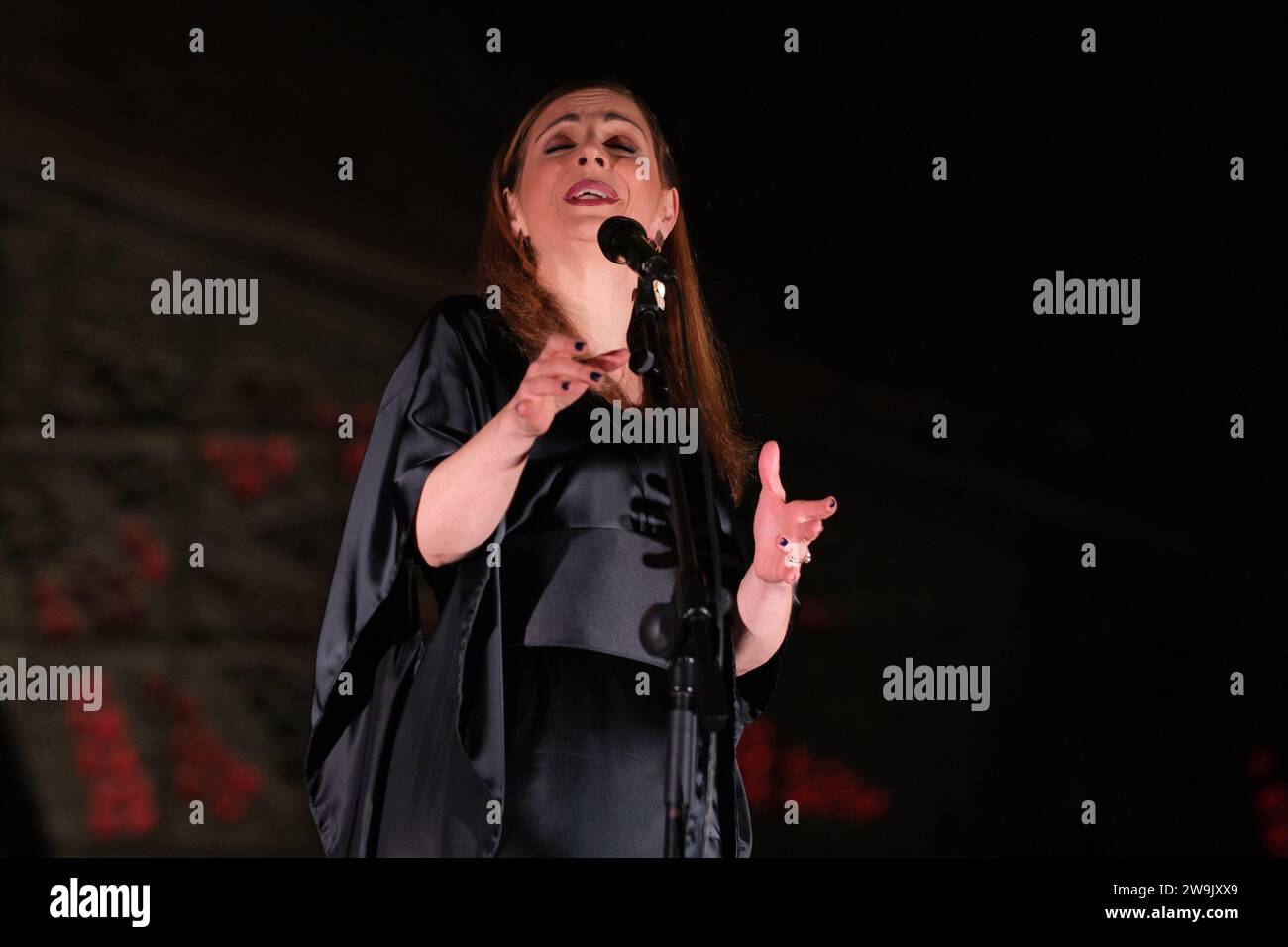 La fadista portugaise Katia Guerreiro se produit lors du concert à l'église notre-Dame de Guadalupe à Madrid. 28 novembre 2023 Espagne Banque D'Images