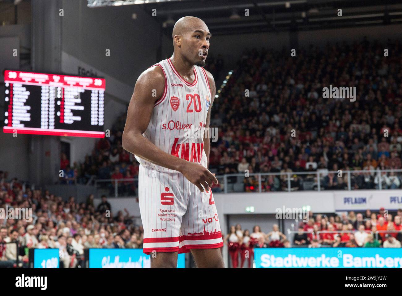 Bamberg, Deutschland. 27 décembre 2023. Bamberg, Deutschland 27. Dezember 2023 : 1.BBL - 2023/2024 - Bamberg baskets vs. Würzburg baskets im Bild : Javon Bess (Würzburg) crédit : dpa/Alamy Live News Banque D'Images