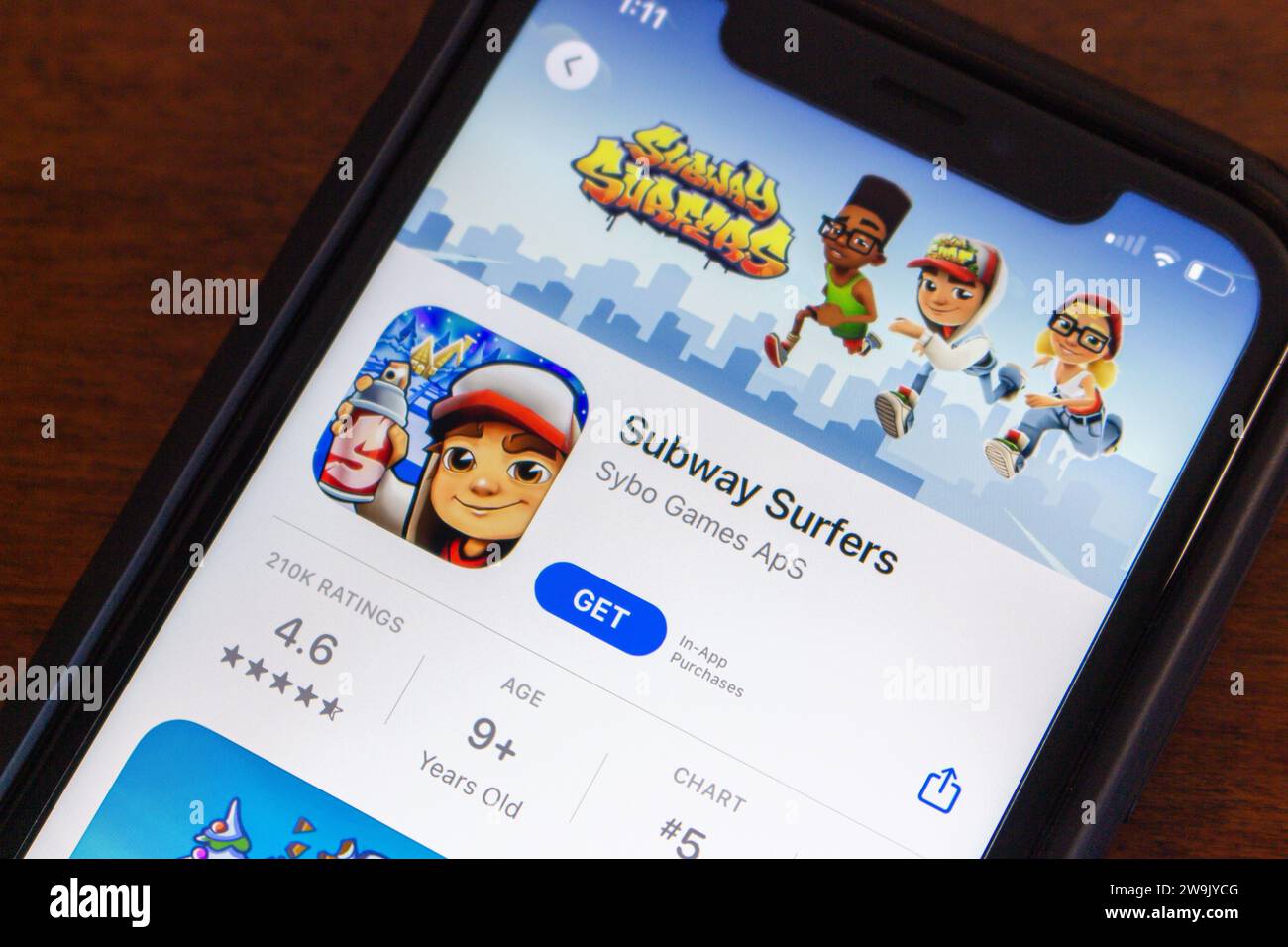 Subway Surfers app vu dans App Store sur l'écran de l'iPhone. Subway Surfers est un jeu mobile de coureur qui est développé par Kiloo et SYBO Games Banque D'Images