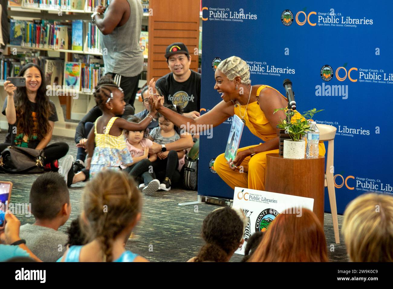 Tiffany Haddish, auteure du livre pour enfants 'Layla, la dernière licorne noire', est exubérante, une jeune fan alors qu'elle parle dans une bibliothèque publique de Tustin, Banque D'Images