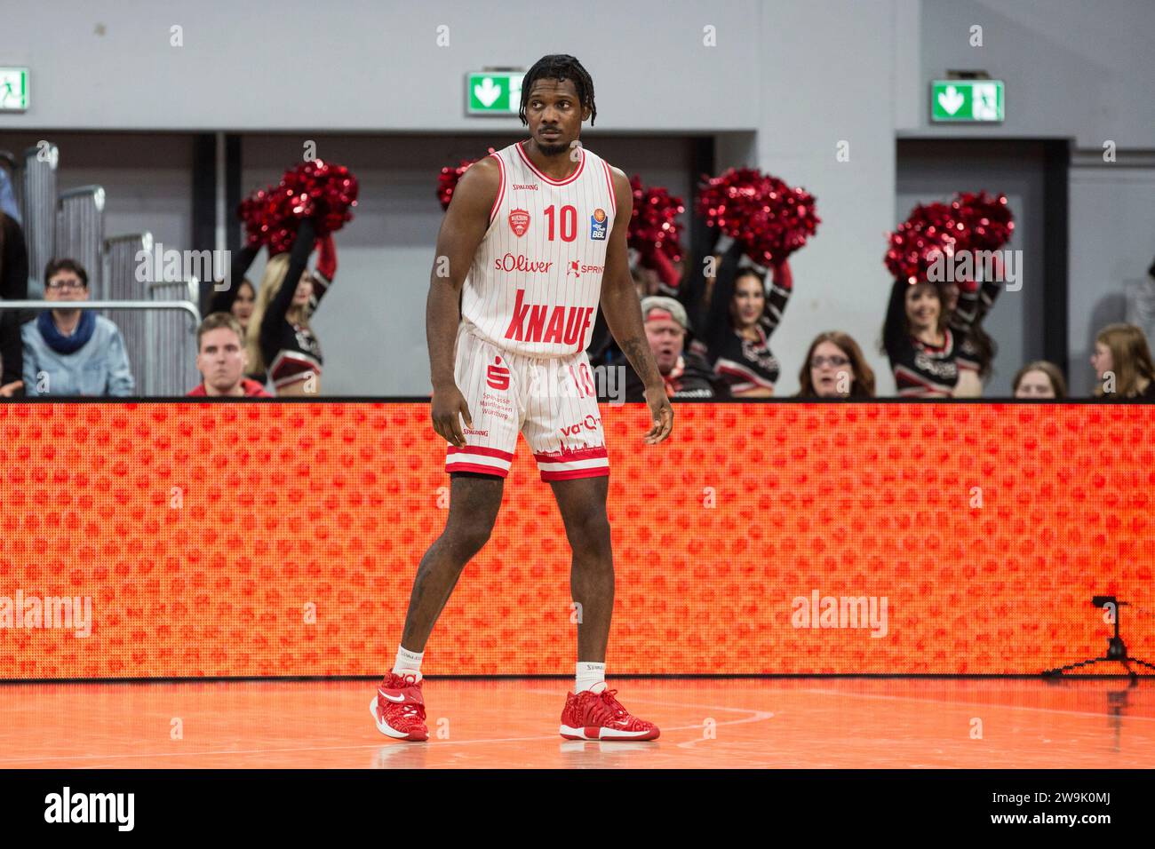 Bamberg, Deutschland. 27 décembre 2023. Bamberg, Deutschland 27. Dezember 2023 : 1.BBL - 2023/2024 - Bamberg baskets vs. Würzburg baskets im Bild : Darius Perry (Würzburg) crédit : dpa/Alamy Live News Banque D'Images