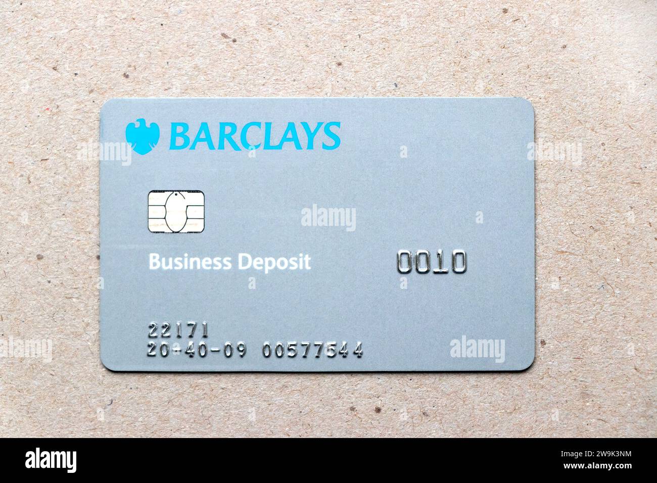 carte de débit en plastique de compte de dépôt d'affaires barclays om fond gris Banque D'Images