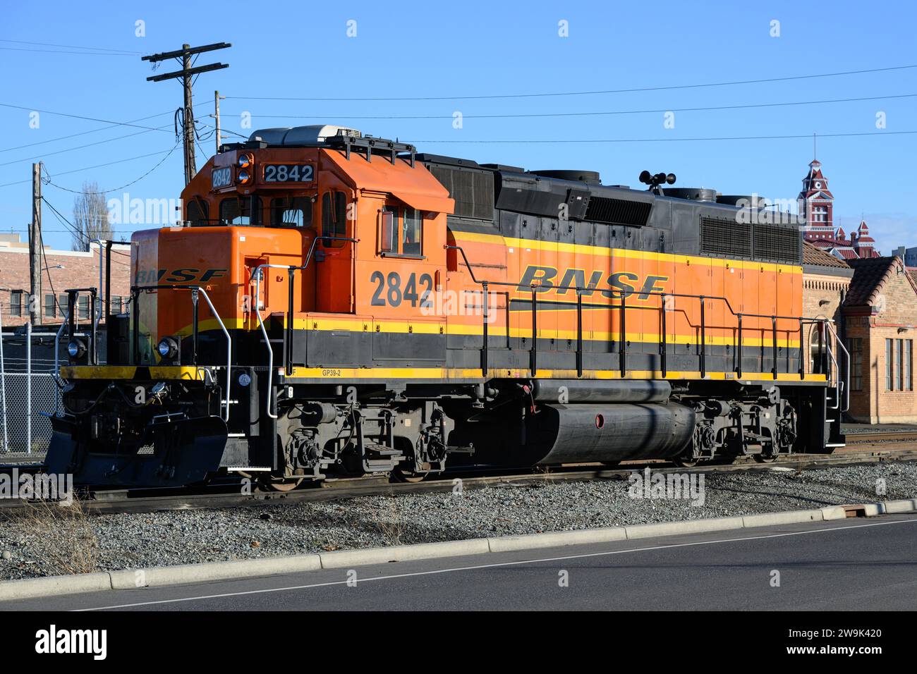 Bellingham, WA, États-Unis - 16 décembre 2023 ; locomotive GP39-2 de BNSF garée un jour ensoleillé dans le centre-ville de Bellingham Banque D'Images