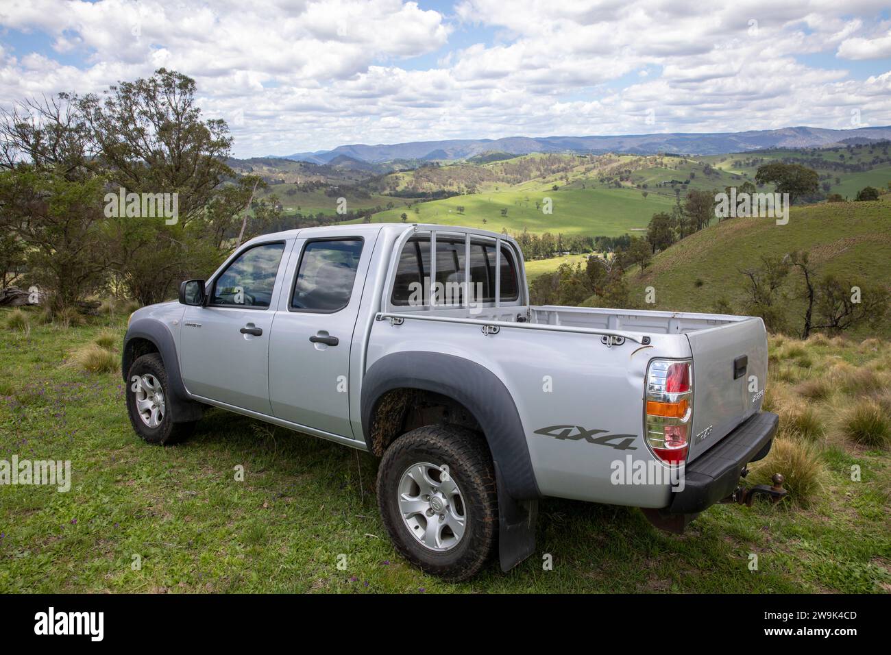 Paysage australien conduisant hors route dans la brousse dans Mazda BT50 ute véhicule utilitaire, Central West NSW, Australie Banque D'Images