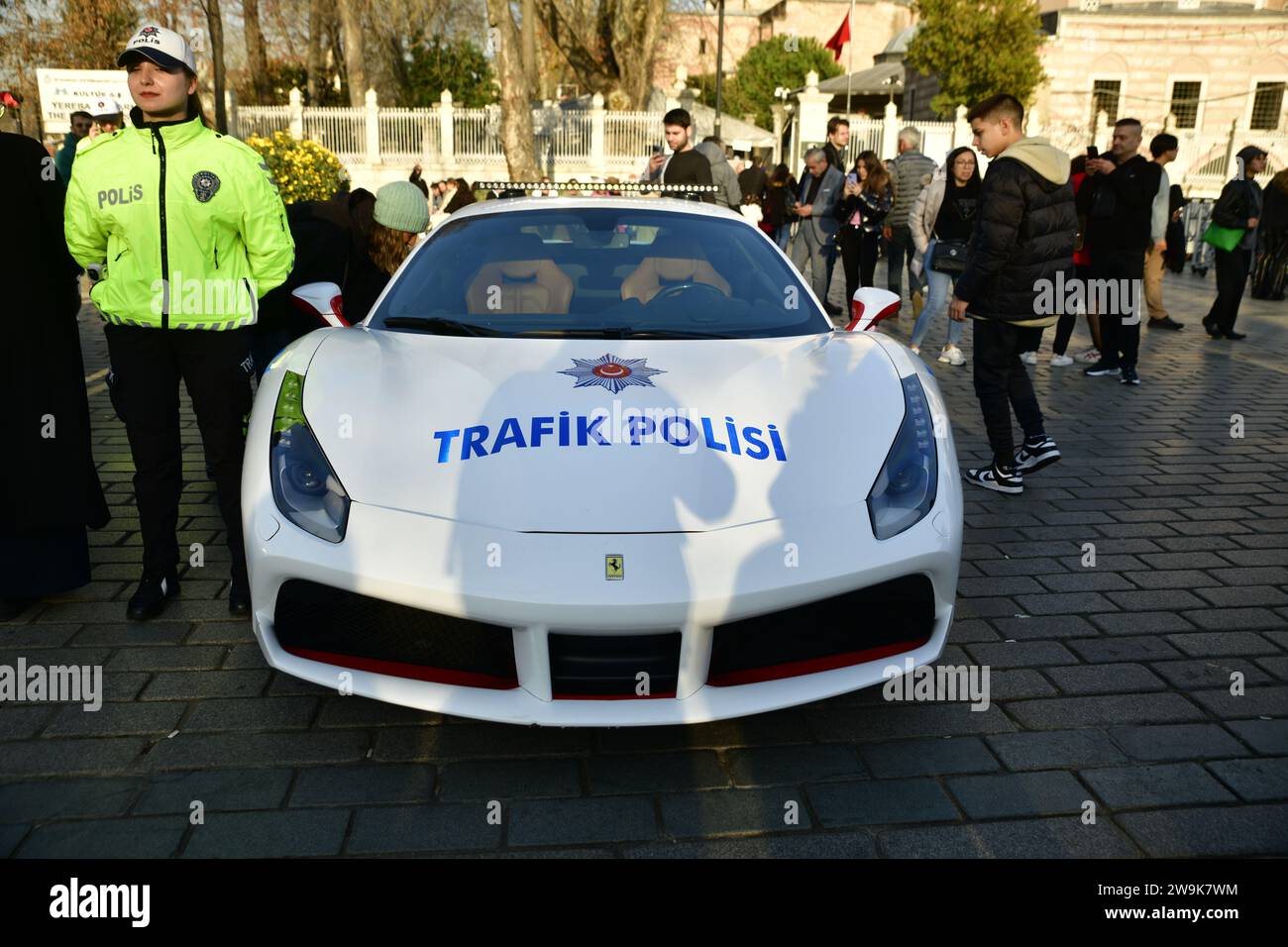 Ferrari voiture de police, supercar. Ferrari saisi aux organisations criminelles est devenu voiture de police Ferrari 488 GTB Istanbul Sultanahmet Square 12 27 2023 Banque D'Images