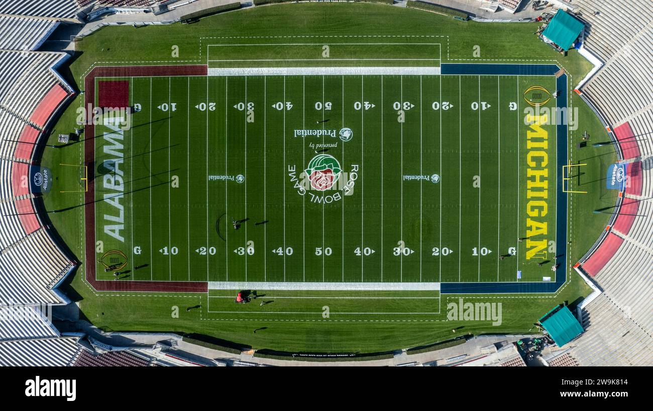 (NOTE DE LA RÉDACTION : image prise avec un drone)une vue aérienne du Rose Bowl vide à Pasadena. Alabama Crimson Tide affrontera Michigan Wolverines dans le traditionnel match de football NCAA du Rose Bowl le 1 janvier 2024. Banque D'Images