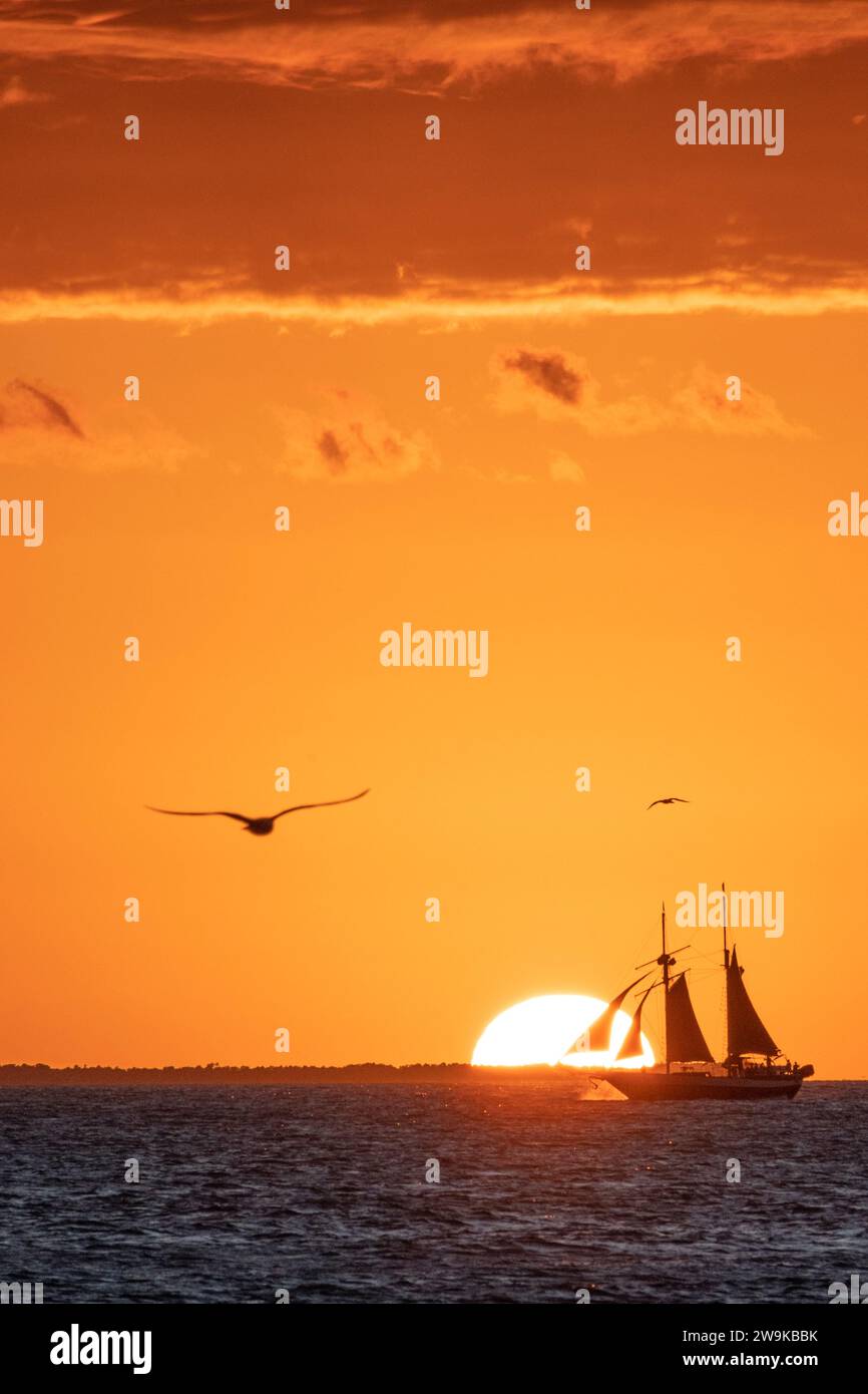 Voile au coucher du soleil depuis Mallory Square, Key West, Floride Banque D'Images