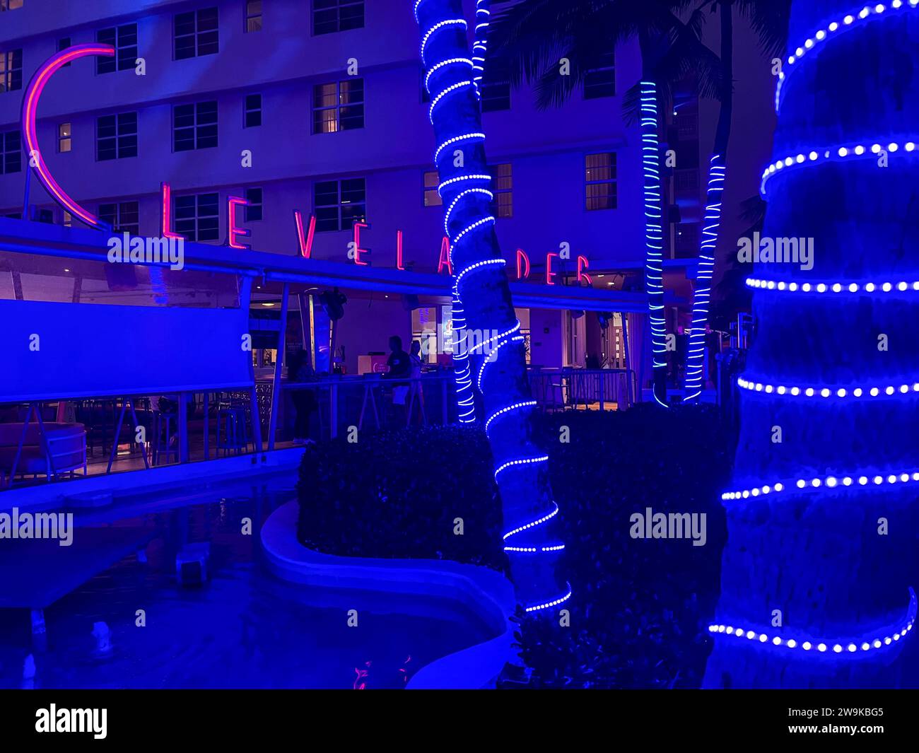 Hôtel Clevelander au crépuscule, South Beach, Miami, Floride Banque D'Images