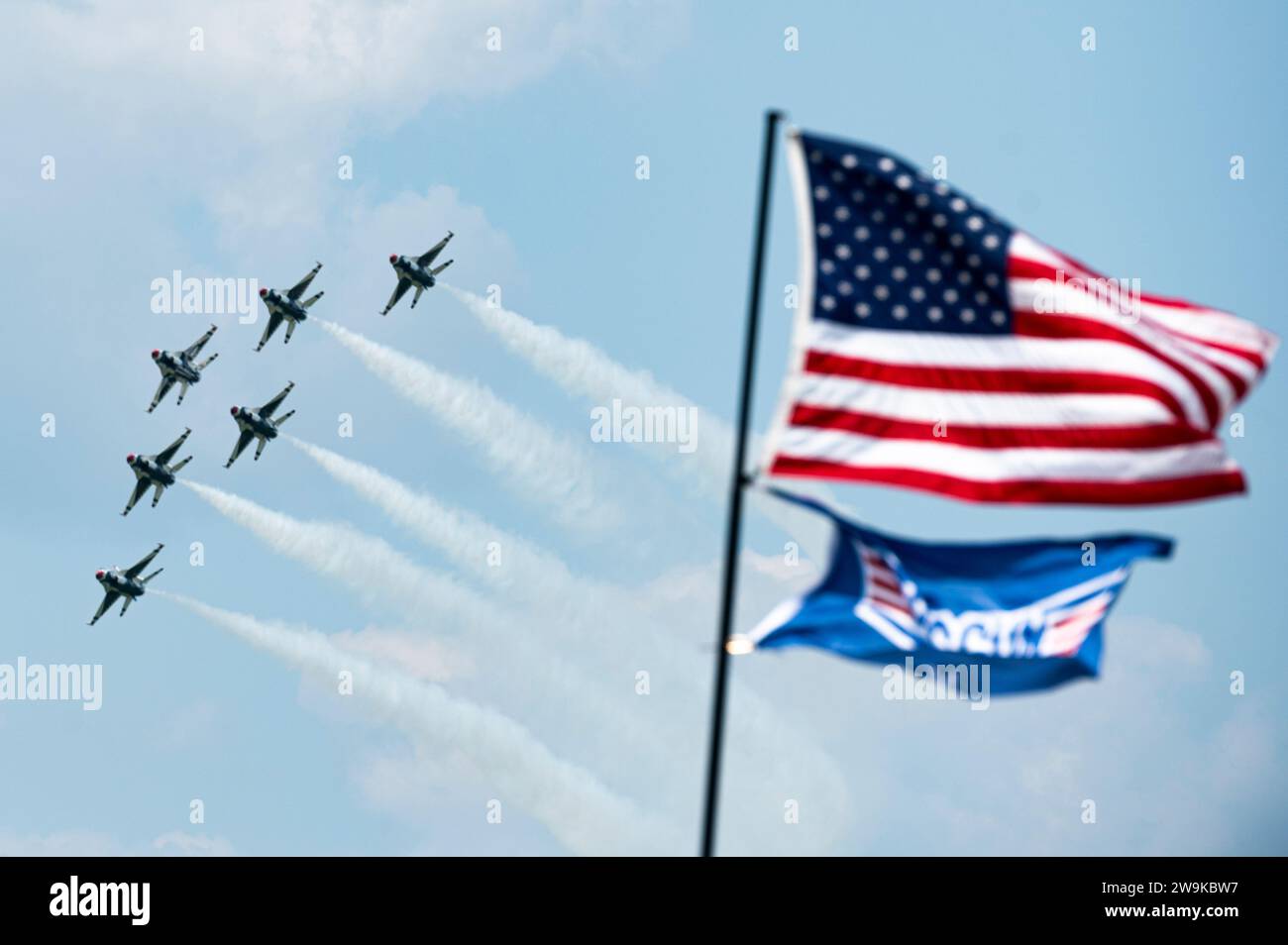 L’escadron de démonstration aérienne de l’US Air Force « Thunderbirds » se produit lors du Westmoreland County Air Show à Latrobe, Pennsylvanie, le 17 juin 2023. Les Thunderbirds visent à renforcer le moral et à soutenir les relations communautaires en exécutant des performances aériennes difficiles lors de spectacles aériens et d'autres événements. Les Thunderbirds ont joué en tête d'affiche de l'événement de deux jours pour démontrer la fierté, la précision et le professionnalisme de près de 700 000 aviateurs de la Force totale à travers le monde. (Photo de l'US Air Force par le sergent d'état-major Jacob B. Derry) Banque D'Images