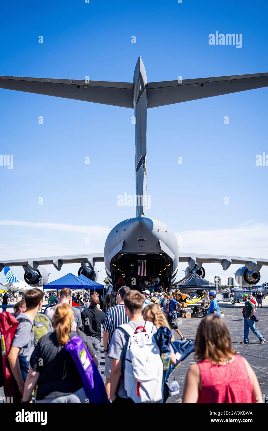 Les membres de la communauté visitent un C-17 Globemaster III affecté à la 911th Airlift Wing pendant le Cleveland National Air Show à Cleveland, Ohio, le 2 septembre 2023. Le Cleveland National Air Show est l'un des spectacles aériens annuels les plus anciens et les plus établis dans le pays, en commençant par les National Air races de 1929 à 1949 et en continuant avec le spectacle aérien actuel de 1964 à aujourd'hui. Le spectacle aérien a lieu tous les week-ends de la fête du travail et attire plus de 100 000 000 spectateurs à l'aéroport Burke Lakefront situé le long des rives du lac Érié. (Photo de l'US Air Force par le sergent d'état-major Jacob B. Derry) Banque D'Images