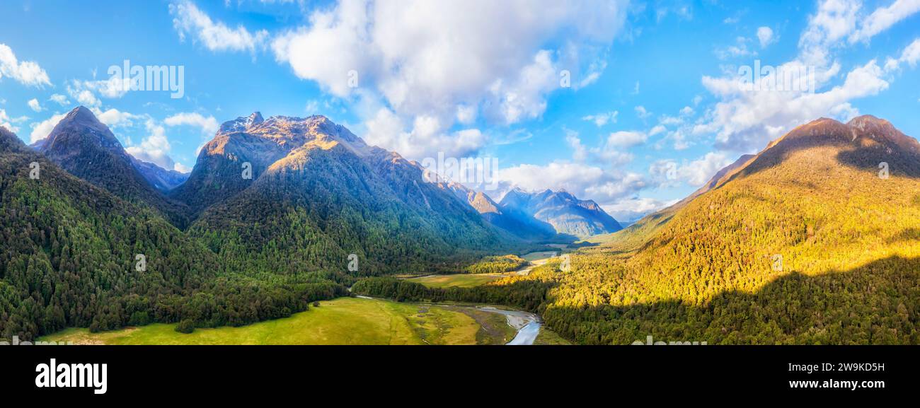 Vallée d'Eglinton et rivière dans le fiordland de la Nouvelle-Zélande sur l'île du sud - panorama aérien pittoresque. Banque D'Images