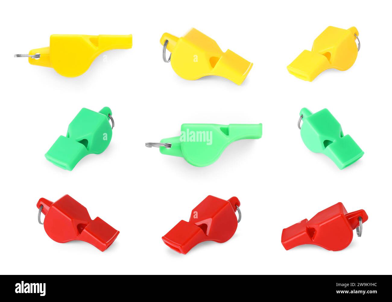Différents sifflets colorés isolés sur blanc, ensemble Banque D'Images