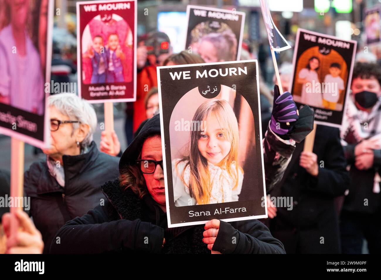 New York, États-Unis. 28 décembre 2023. Des manifestants brandissent des pancartes pleurant la mort d'un enfant dans la guerre actuelle à Gaza lors d'une manifestation en faveur de la Palestine/Gaza dans Midtown Manhattan à New York. Crédit : SOPA Images Limited/Alamy Live News Banque D'Images