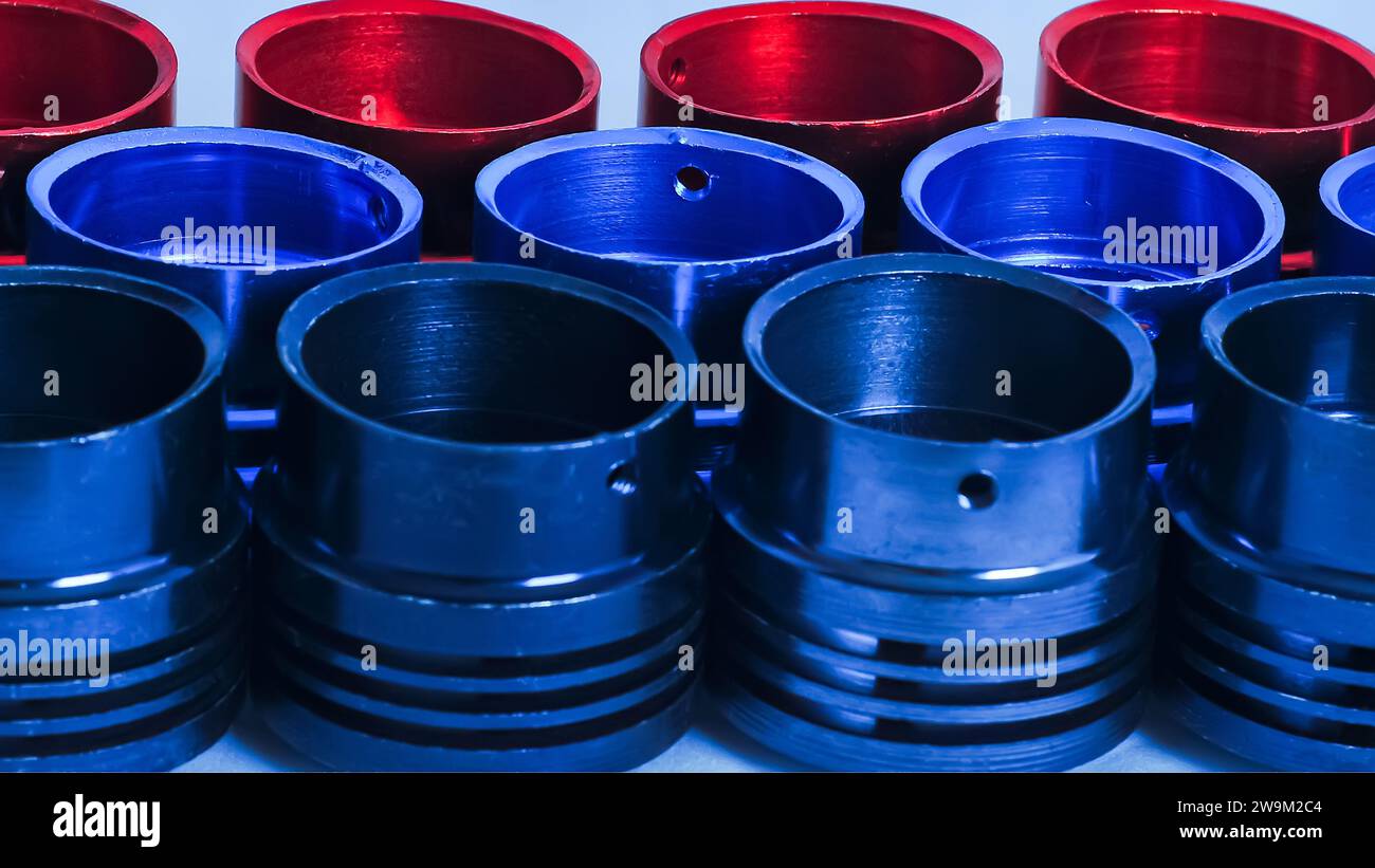 Les tubes métalliques colorés des pièces de moto sont soigneusement disposés Banque D'Images