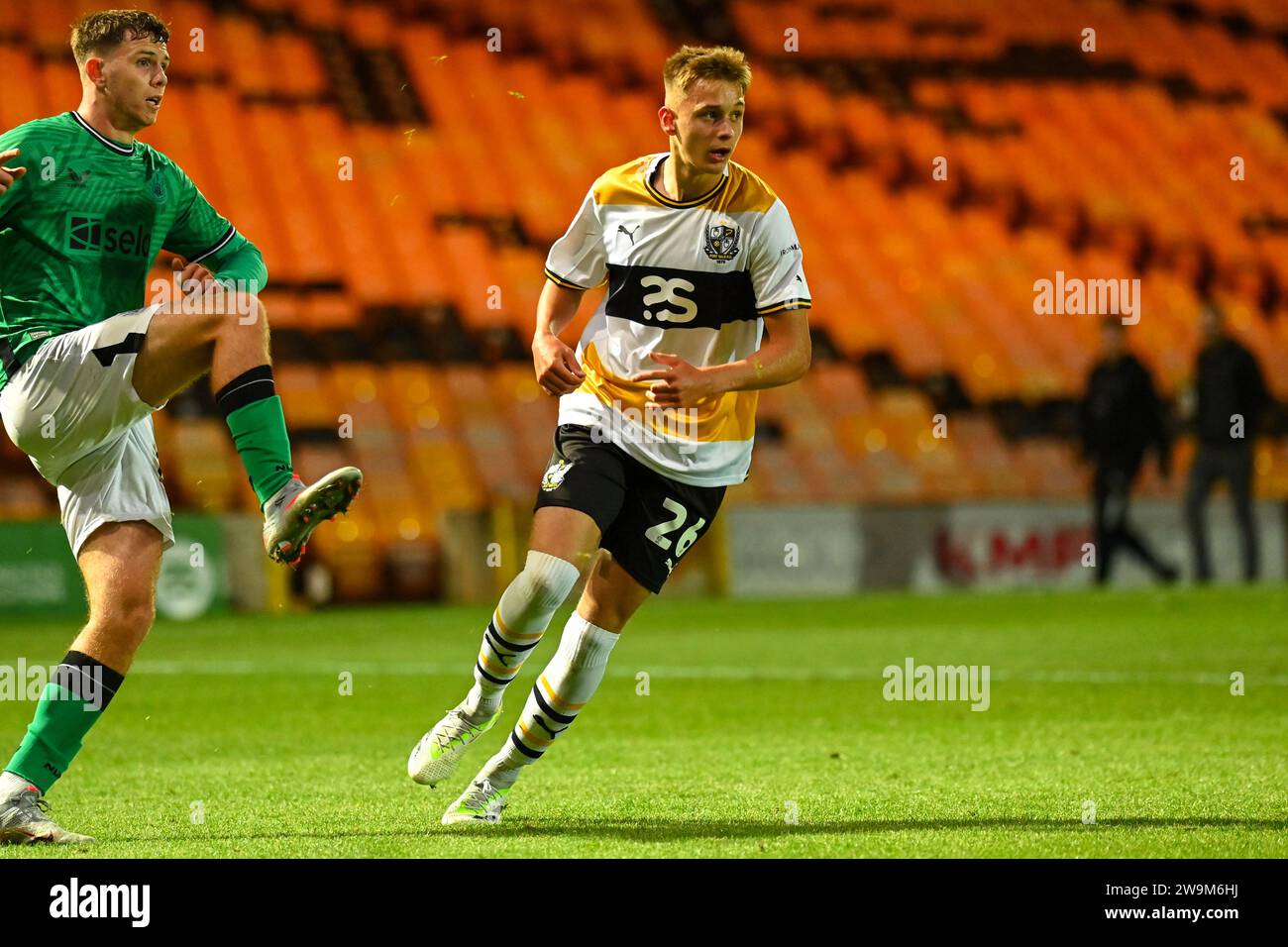 Burslem, Royaume-Uni, 10 octobre 2023. Le numéro 26 de Port Vale, Liam Brazier, en action lors du match à domicile EFL Trophy contre Newcastle U21 Crédit : TeeGeePix/Alamy Live News Banque D'Images