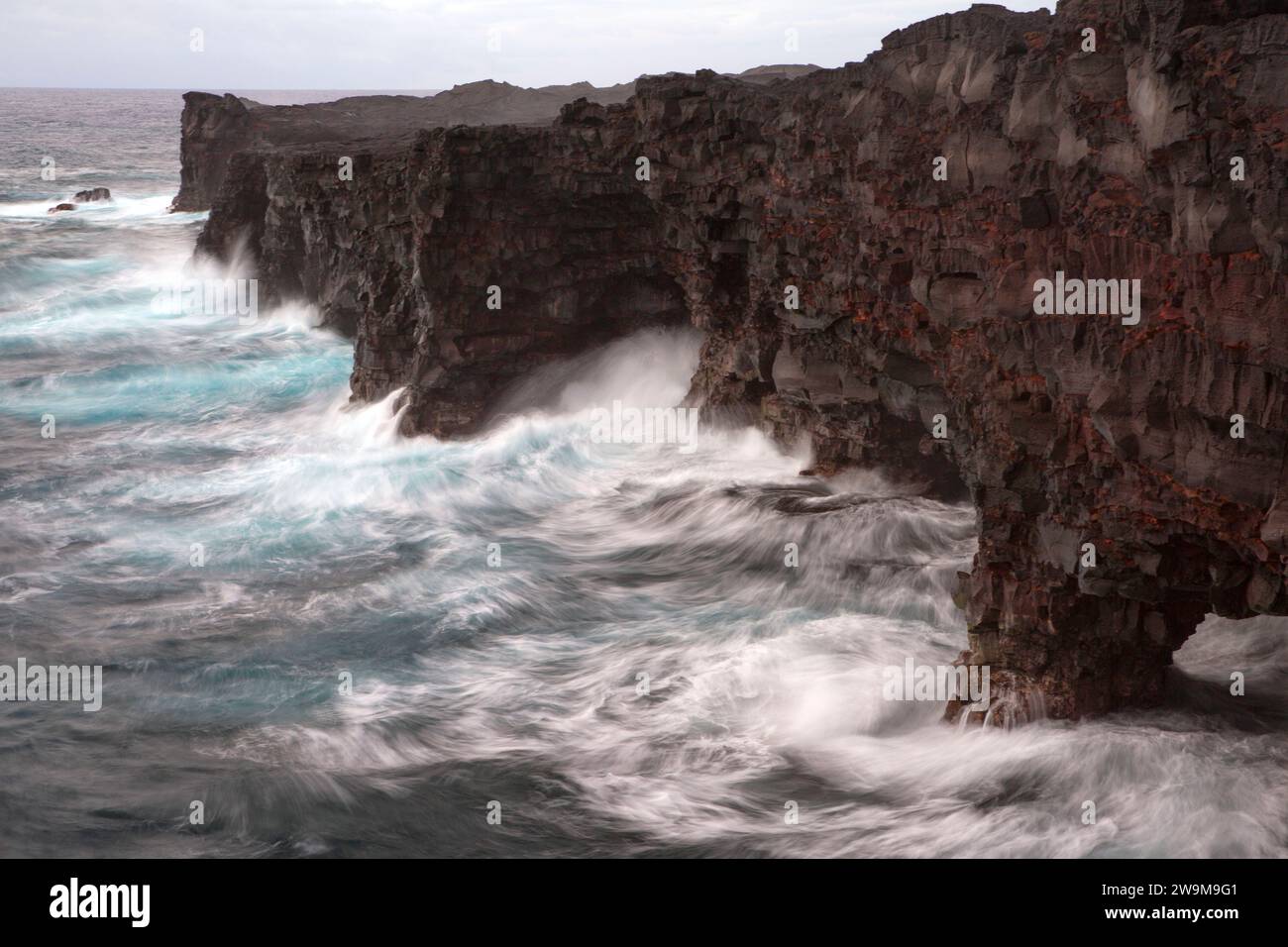 Puna Coast Cliff surf, Hawaii Volcanoes National Park, Hawaii Banque D'Images