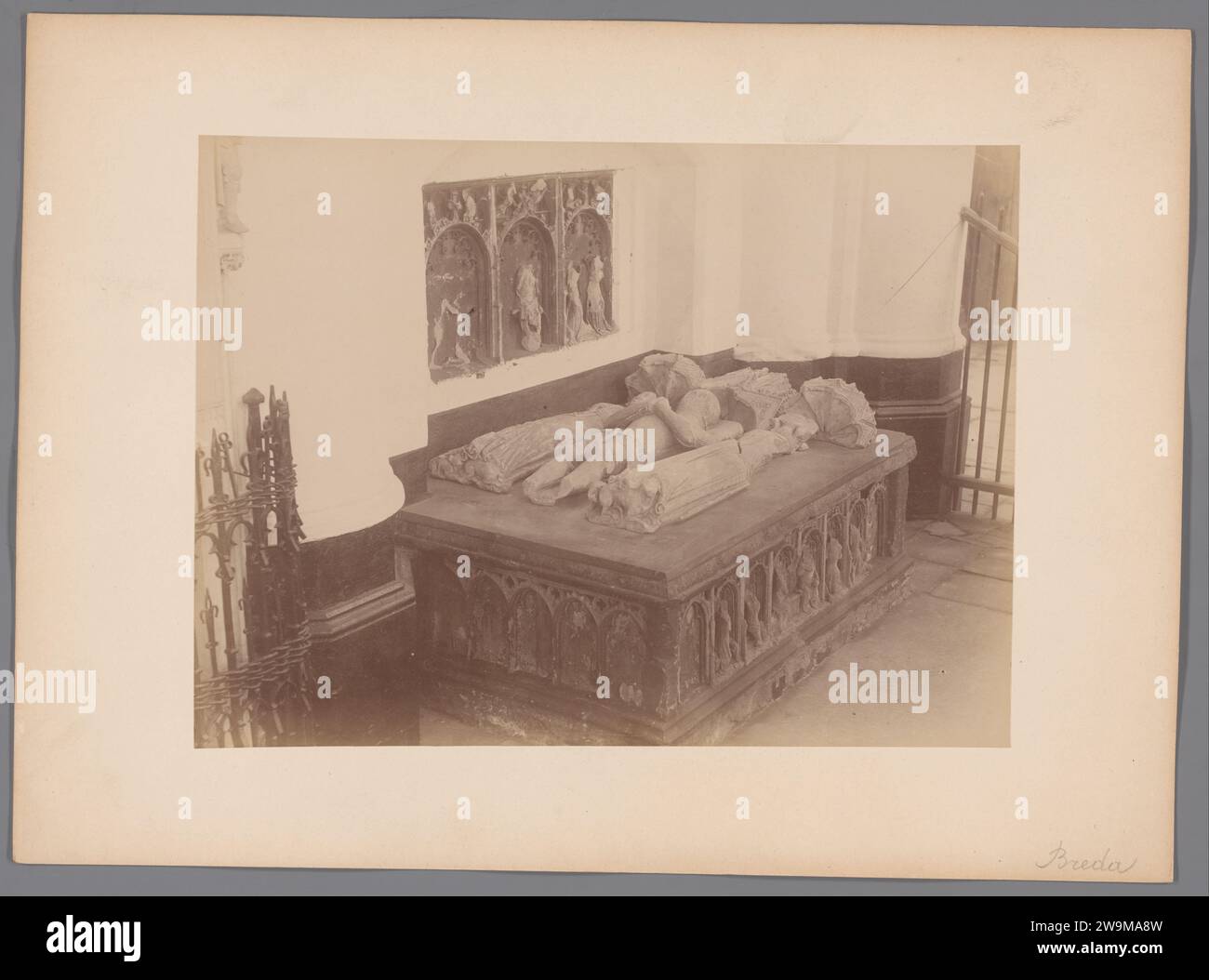 Monument Graf de Jan i van Polanen dans la Grote Kerk à Breda, Anonyme (Monumentenzorg) (attribué à), 1890 - 1920 photographie Grande église support photographique. gravure d'albumen carton tombe-bâtiment, tombe monumentale. Intérieur de l'église Grande église Banque D'Images