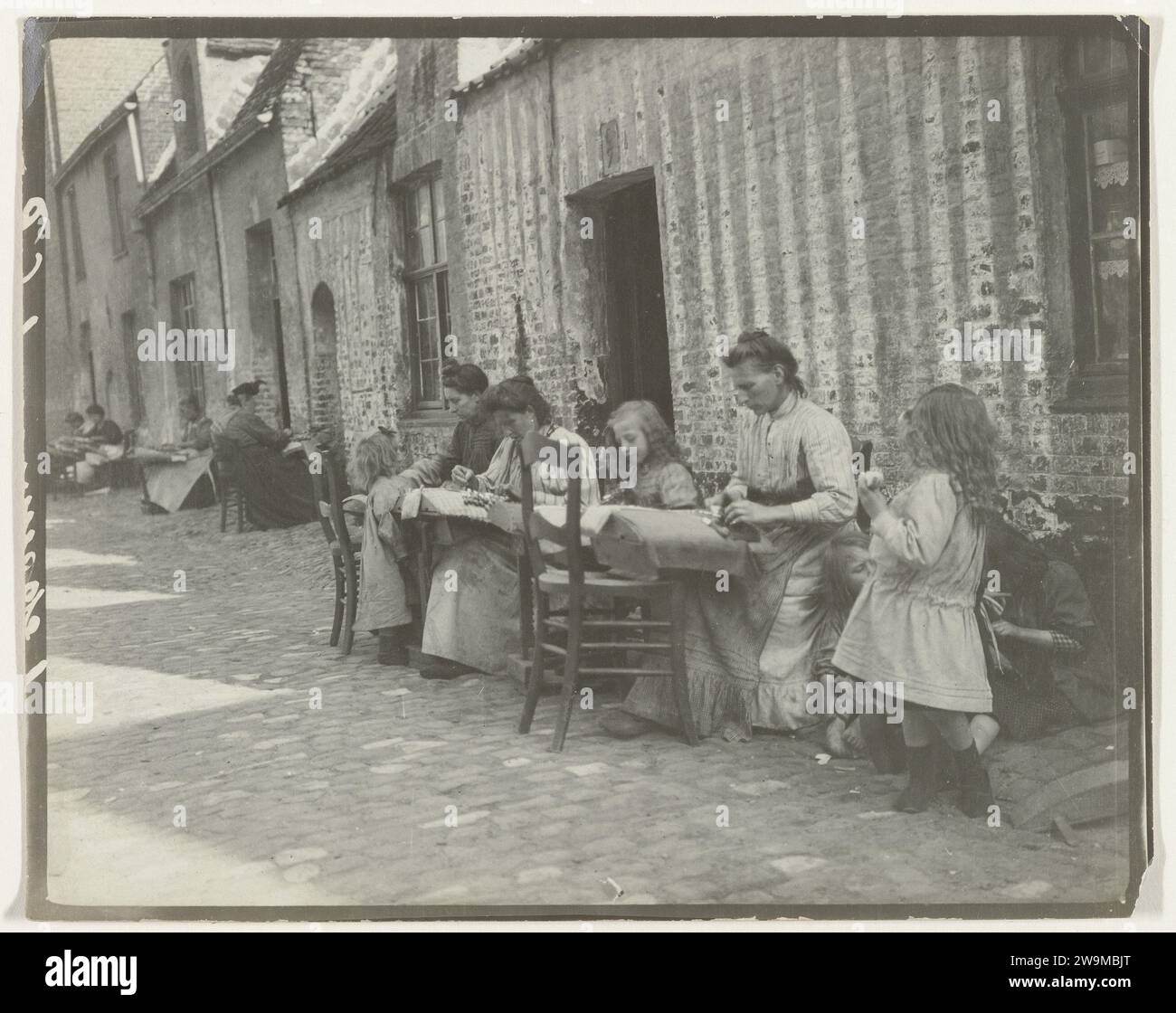 Rue où les femmes sont sur la dentelle, vers 1900 photographie Belgique (éventuellement) support photographique. Papier gélatine argent impression dentelle Belgique Banque D'Images