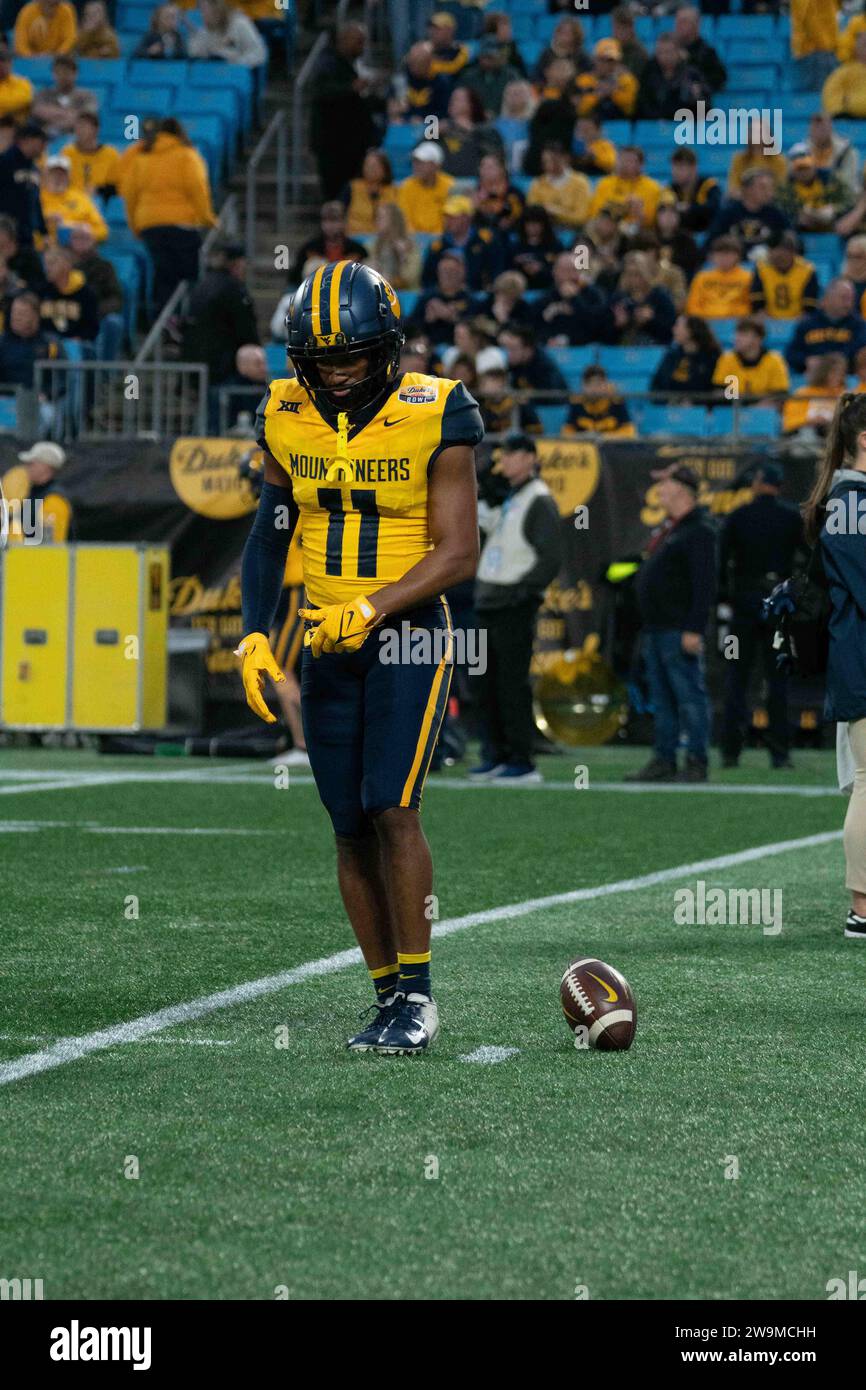 Charlotte, Caroline du Nord, États-Unis. 27 décembre 2023. 27 décembre 2023 : Beanie Bishop Jr. Lors des West Virginia University Mountaineers (WVU) contre l'Université de Caroline du Nord Tar Heels à Charlotte, Caroline du Nord au Bank of America Stadium du Duke's Mayo Bowl. Bradley Martin/apparent Media Group (image de crédit : © AMG/AMG via ZUMA Press Wire) USAGE ÉDITORIAL SEULEMENT! Non destiné à UN USAGE commercial ! Banque D'Images