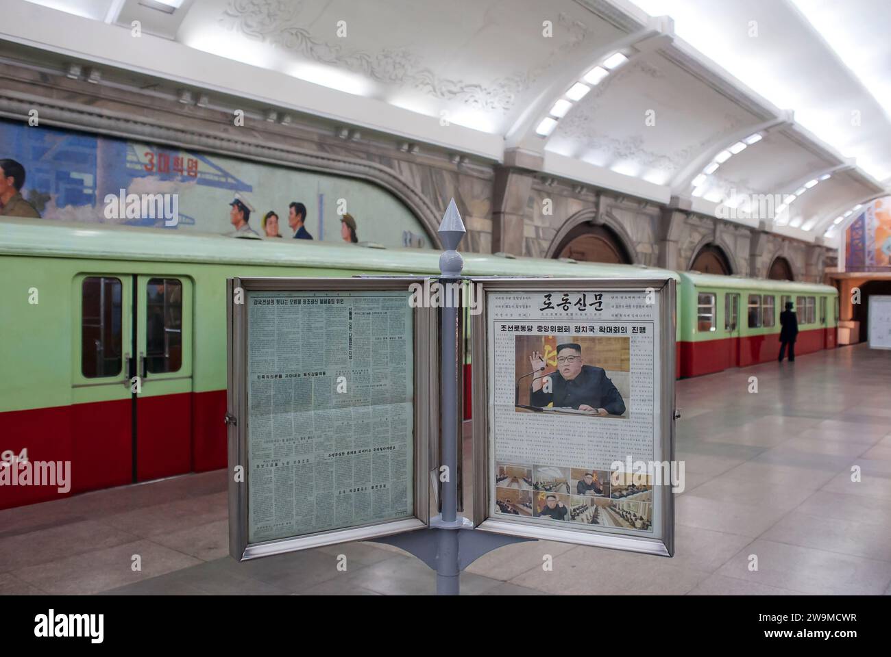 Un journal affichant une image de Kim Jong-un exposée pour les navetteurs à lire sur le quai de la station de métro Puhung à Pyongyang, en Corée du Nord Banque D'Images