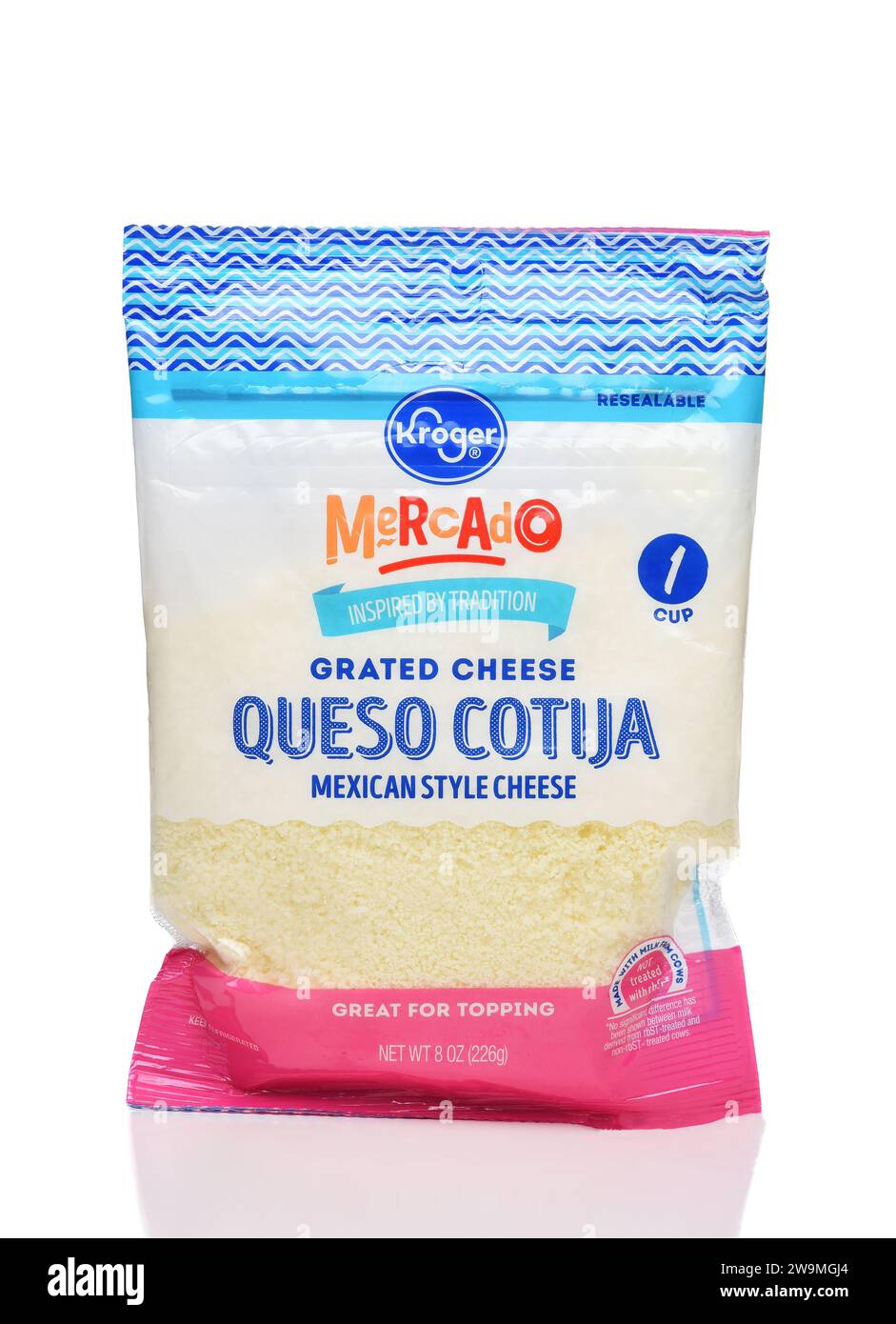 IRVINE, CALIFORNIE - 28 décembre 2023 : un sac de fromage râpé de style mexicain Queso Cotija de marque Kroger. Banque D'Images