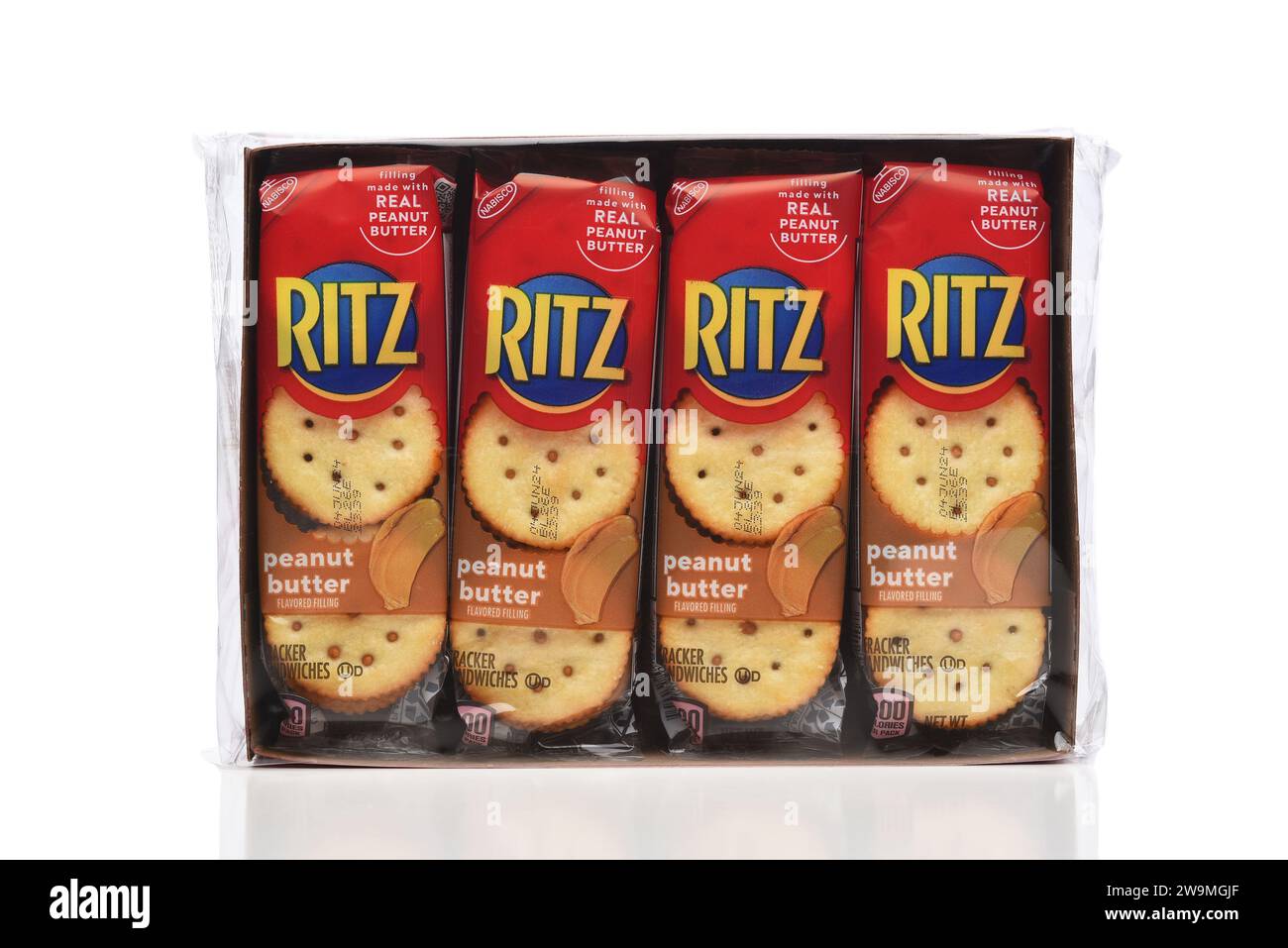 IRVINE, CALIFORNIE - 28 décembre 2023 : un paquet de sandwichs Ritz Peanut Butter Cracker, de Nabisco. Banque D'Images
