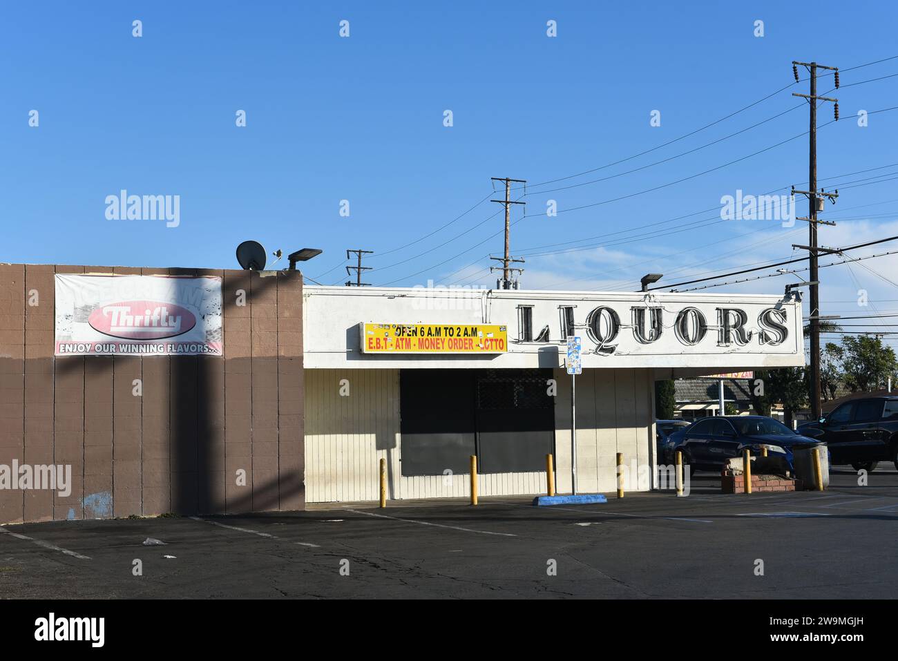 SANTA ANA, CALIFORNIE - 25 décembre 2023 : stationnement et signalisation sur un magasin d'alcools sur Edinger et Standard. Banque D'Images