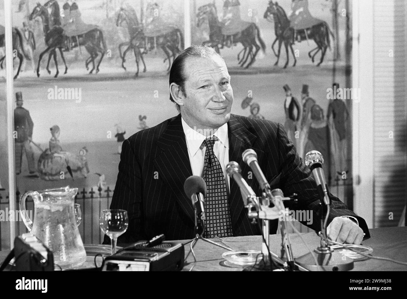 Photo de dossier datée du 2/8/1977 de Kerry Packer. Le magnat des médias australiens a été présenté comme un médiateur improbable dans la bataille par le gouvernement de Margaret Thatcher pour supprimer les mémoires "Spycatcher" de l'ancien officier du MI5 Peter Wright, selon des journaux officiels récemment publiés. L'offre a été faite par l'avocat australien de M. Wright - et futur Premier ministre - Malcolm Turnbull dans le cadre d'un projet de règlement à l'amiable, les dossiers publiés par les Archives nationales montrent. Date de parution : Vendredi 29 décembre 2023. Banque D'Images