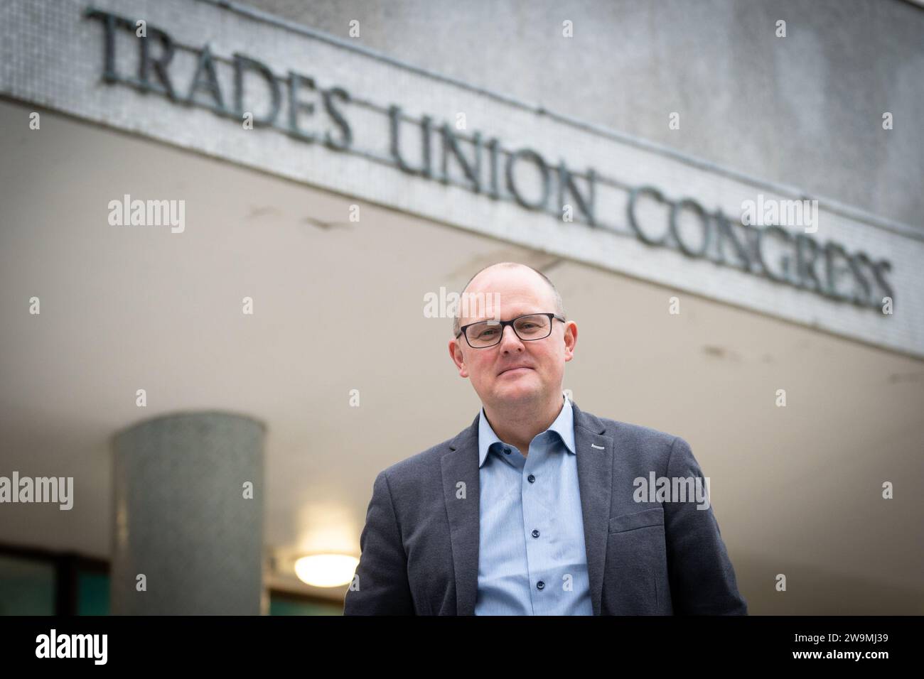 Photo du dossier datée du 21/12/22 du secrétaire général du TUC Paul Nowak. L’ensemble du mouvement syndical se ralliera derrière tout travailleur licencié en vertu d’une nouvelle loi controversée sur les grèves, prévient le chef du TUC. De nouvelles réglementations visent à garantir un niveau minimum de services pendant les grèves, en commençant par les secteurs tels que les chemins de fer et la police frontalière avant d ' être plus largement introduites. Date de parution : Vendredi 29 décembre 2023. Banque D'Images