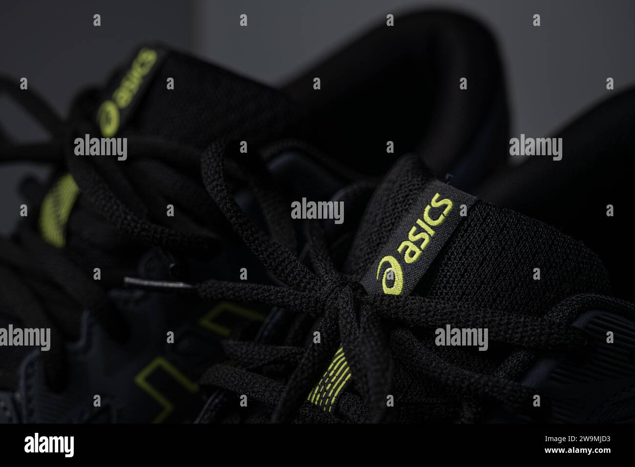 Antalya, Turquie - 28 novembre 2023 : gros plan du logo sur les chaussures de running Asics Banque D'Images