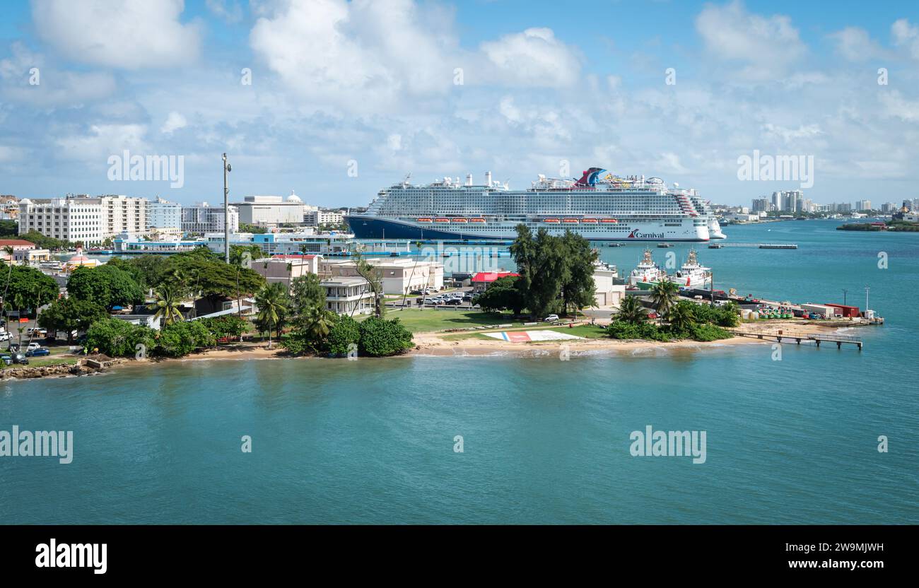 San Juan, Porto Rico - 22 novembre 2023 : vue latérale de Carnival Cruise Line Celebration navire dans le port de San Juan, Porto Rico. Banque D'Images