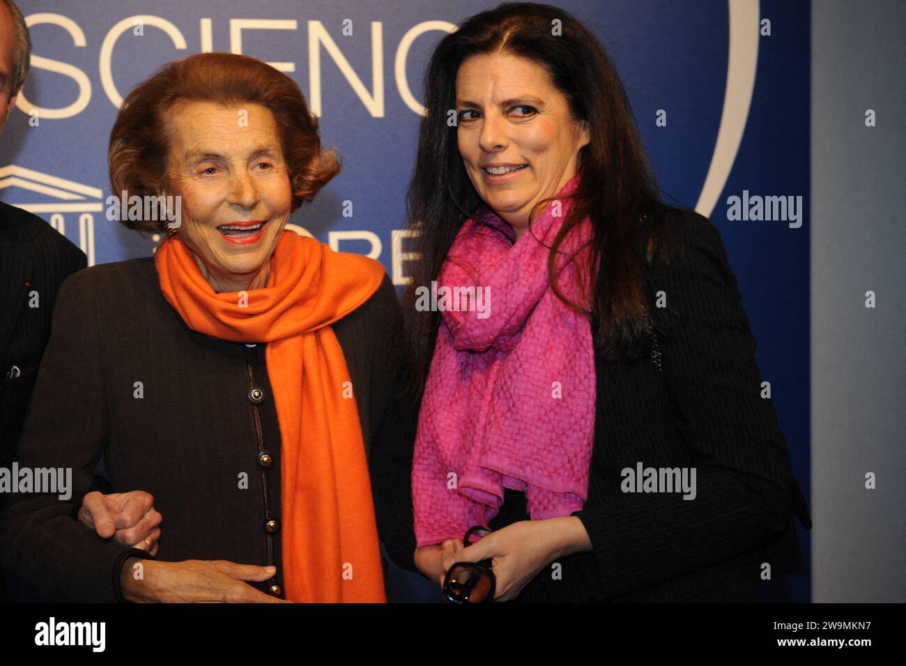 La photo du dossier datée du 3 mars 2011 montre Liliane Bettencourt et sa fille Françoise Bettencourt-Meyers à Paris. Françoise Bettencourt Meyers, héritière de l'Oréal et femme la plus riche du monde, est devenue la première femme à détenir une fortune de 100 milliards de dollars, a rapporté Bloomberg jeudi. L'indice Bloomberg des milliardaires, qui reflète les changements à partir de 5 h et de la journée de trading précédente, classe Bettencourt Meyers comme la 12e personne la plus riche, juste devant Mukesh Ambani et derrière Carlos Slim, qui est récemment devenu la première personne d'Amérique latine à franchir le seuil des 100 milliards de dollars. Photo par Banque D'Images