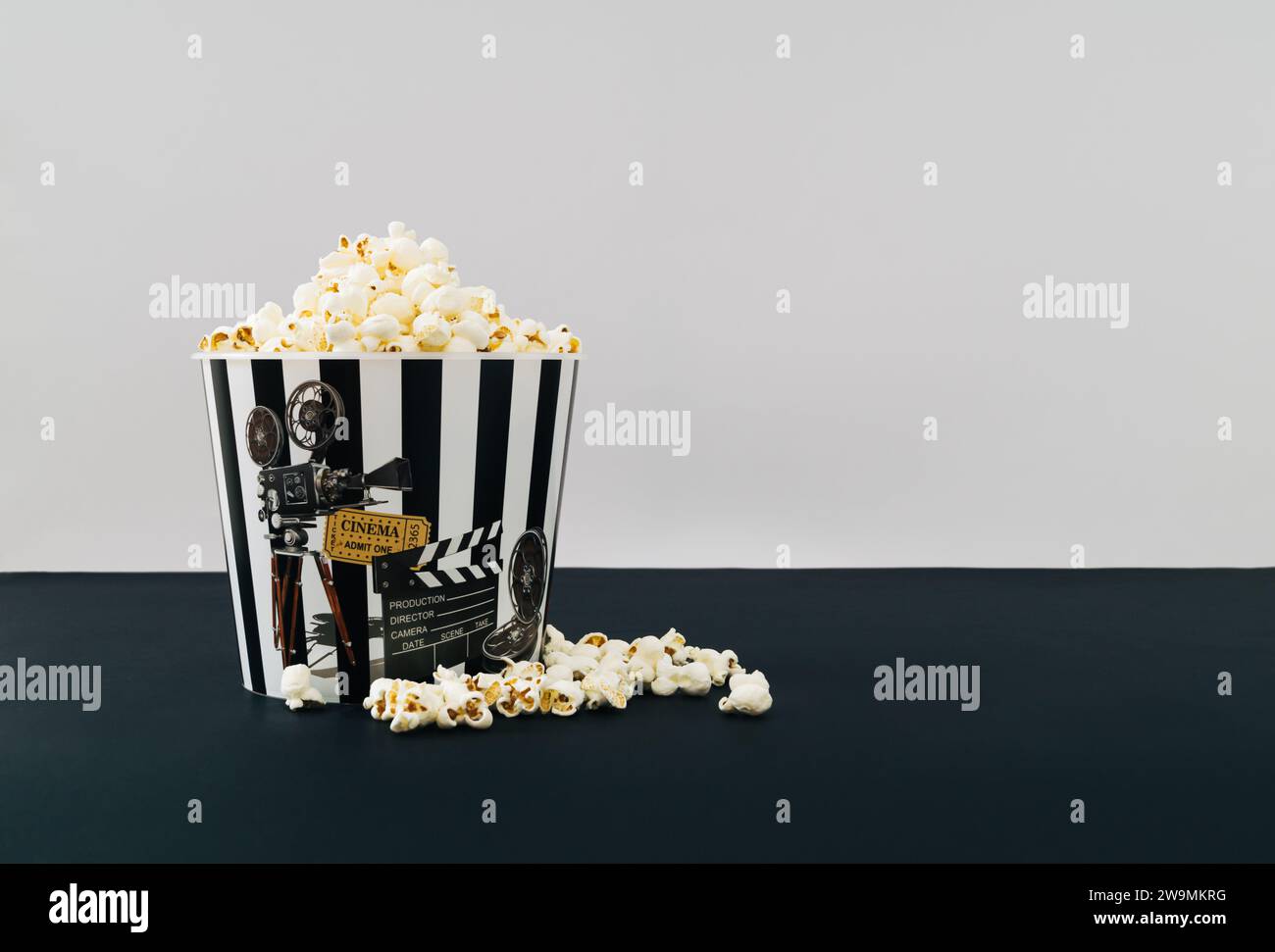 Disposition créative faite de seau de pop-corn plein de pop-corn sur fond noir et blanc. Concept de film minimal. Popcorn tendance et idée de film. Banque D'Images