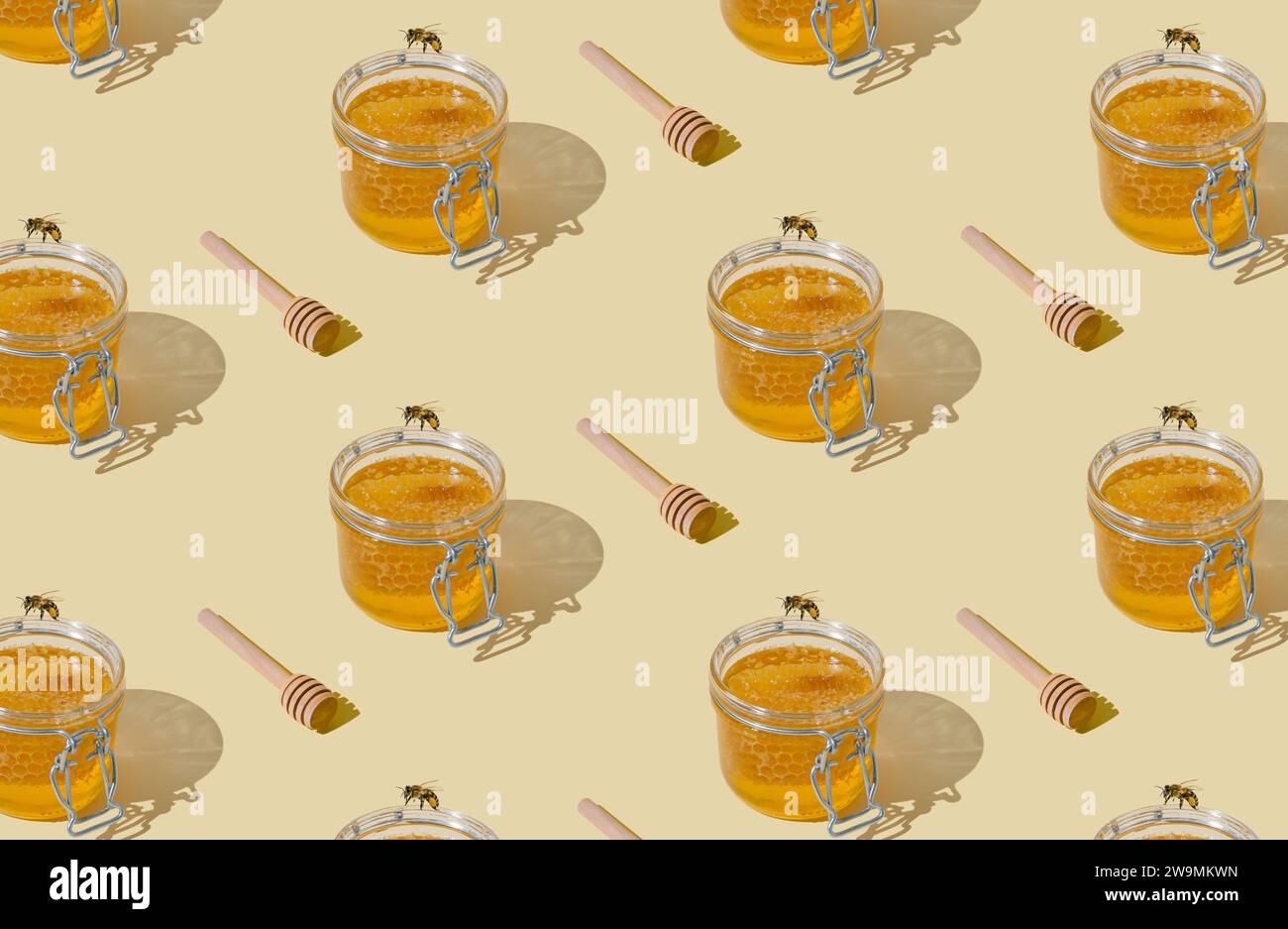 Motif créatif fait avec un pot plein de miel naturel et de nids d'abeilles, abeille et plongeur de miel sur fond beige clair. Concept de nature minimal. Banque D'Images