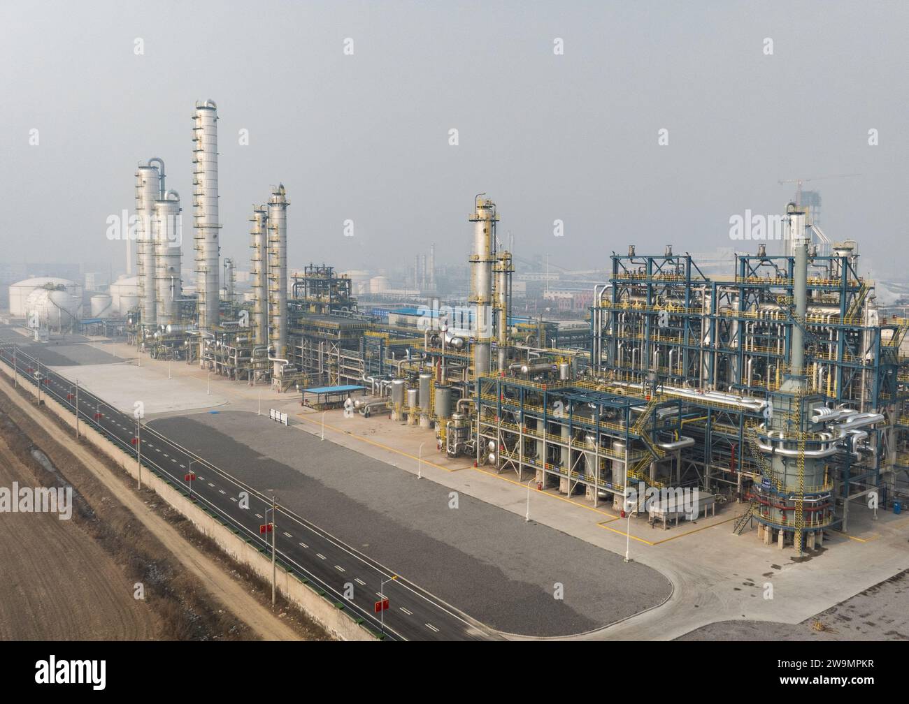 (231229) -- HUAIBEI, 29 décembre 2023 (Xinhua) -- cette photo aérienne prise le 28 décembre 2023 montre l'équipement de production d'éthanol avec une production annuelle de 600 000 tonnes à Tanxin Technology Co., LTD. Sous le Huaibei Mining Group à Huaibei, province de l'Anhui dans l'est de la Chine. Le plus grand équipement de production d'éthanol au monde, avec une production annuelle de 600 000 tonnes, a été testé jeudi dans la ville de Huaibei, dans la province d'Anhui, dans l'est de la Chine. L'équipement peut convertir le gaz de four à coke en éthanol, ce qui augmentera massivement la valeur ajoutée du charbon et fournira un moyen réalisable pour le développement à faible émission de carbone Banque D'Images