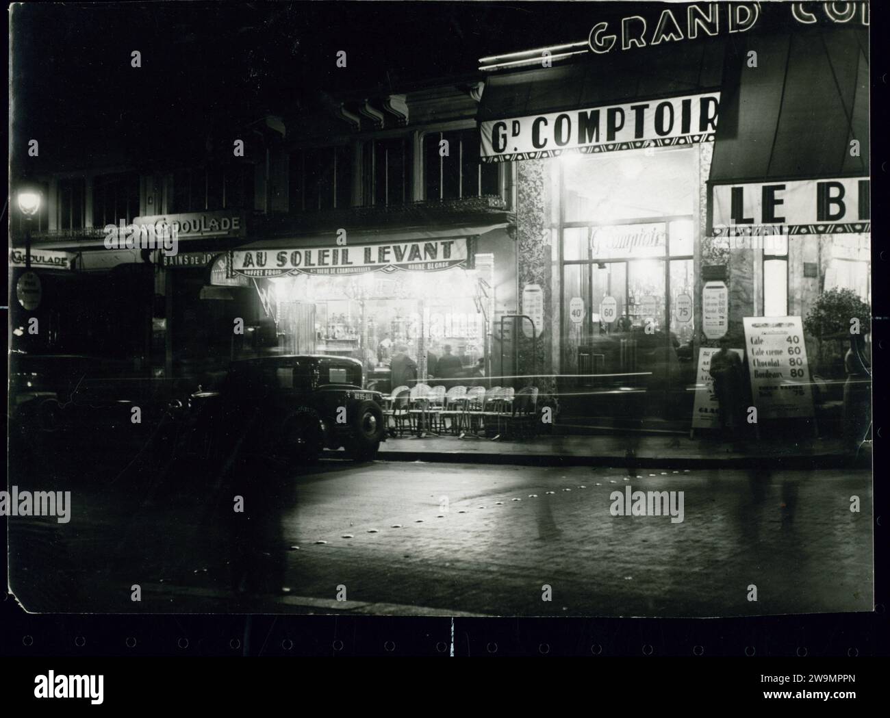 Rue du Faubourg -Montmartre à Paris la nuit, 1930 - 1940 photographie Paris baryta papier gélatine argentique impression nuit. rue. auberge, café, maison publique, etc Montmartre Banque D'Images