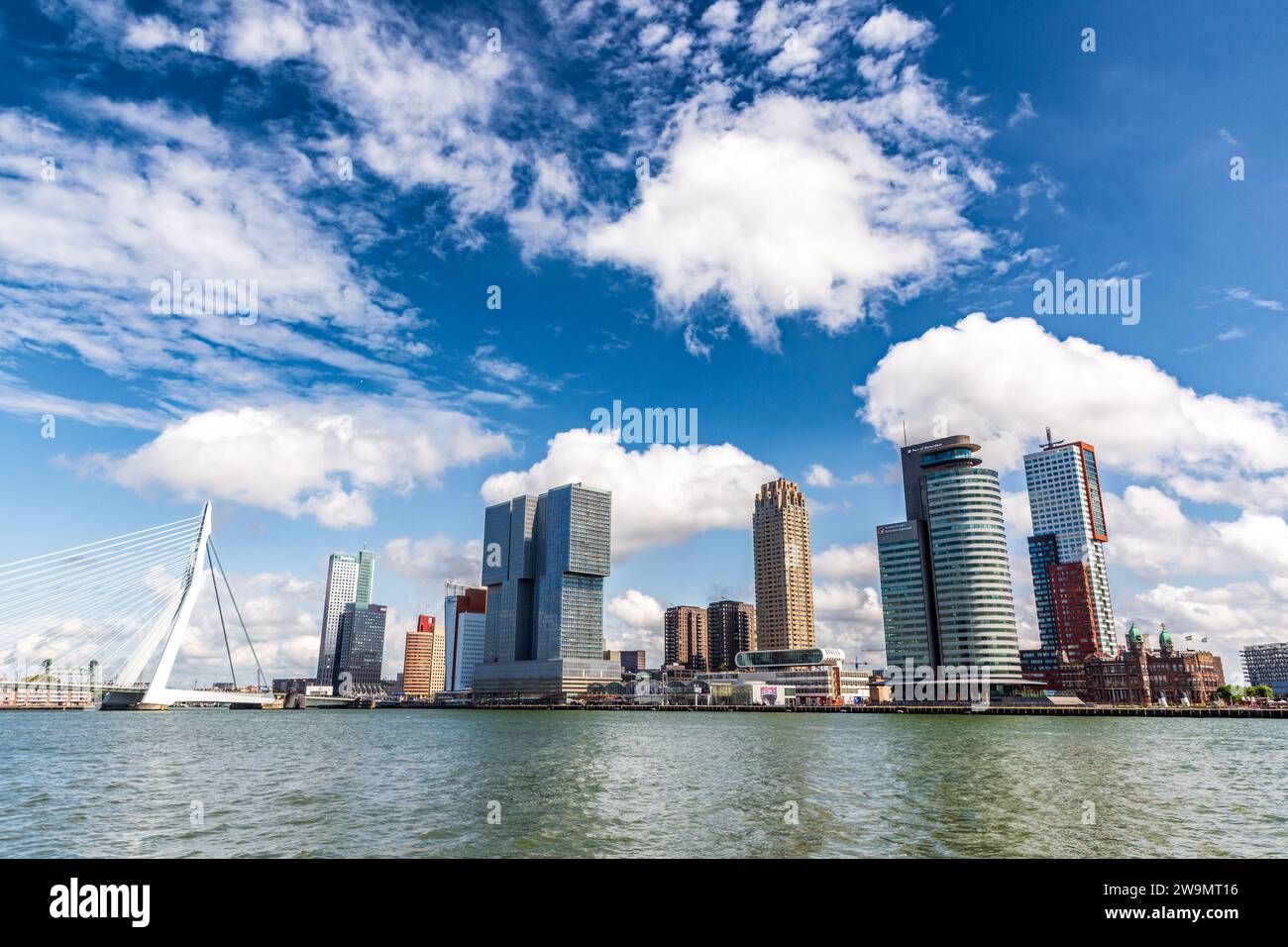 Skyline du quartier de Kop van Zuid sur la rivière Nieuwe Maas à Rotterdam, aux pays-Bas, desservi par le pont Erasmus par une journée ensoleillée d'été. Banque D'Images