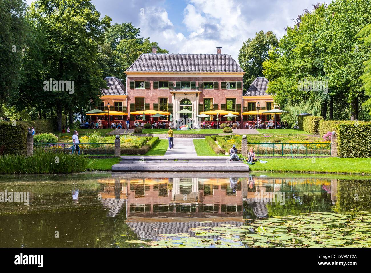 Dudok in Het Park est une brasserie située dans le parc public Het Park à Rotterdam, aux pays-Bas, installée dans un bâtiment historique avec un jardin à la française. Banque D'Images