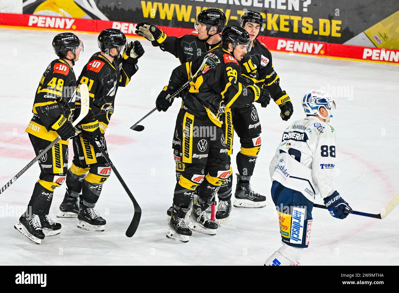 Eishockey - DEL 2 : Krefeld Pinguine vs Dresdner Eislöwen am 28.12.2023 in der Yayla-Arena in Krefeld Krefelder Torjubel nach dem Ausgleich Foto : osnapix Banque D'Images