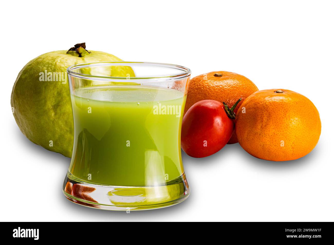 Jus de goyave frais en verre transparent avec fruits de goyave mûrs, tomates rouges et oranges isolés sur fond blanc avec chemin de détourage. Banque D'Images