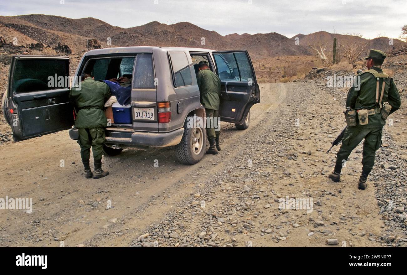 Point de contrôle militaire sur un chemin de terre dans une région éloignée près de Cocos Corner, Basse-Californie, Mexique Banque D'Images