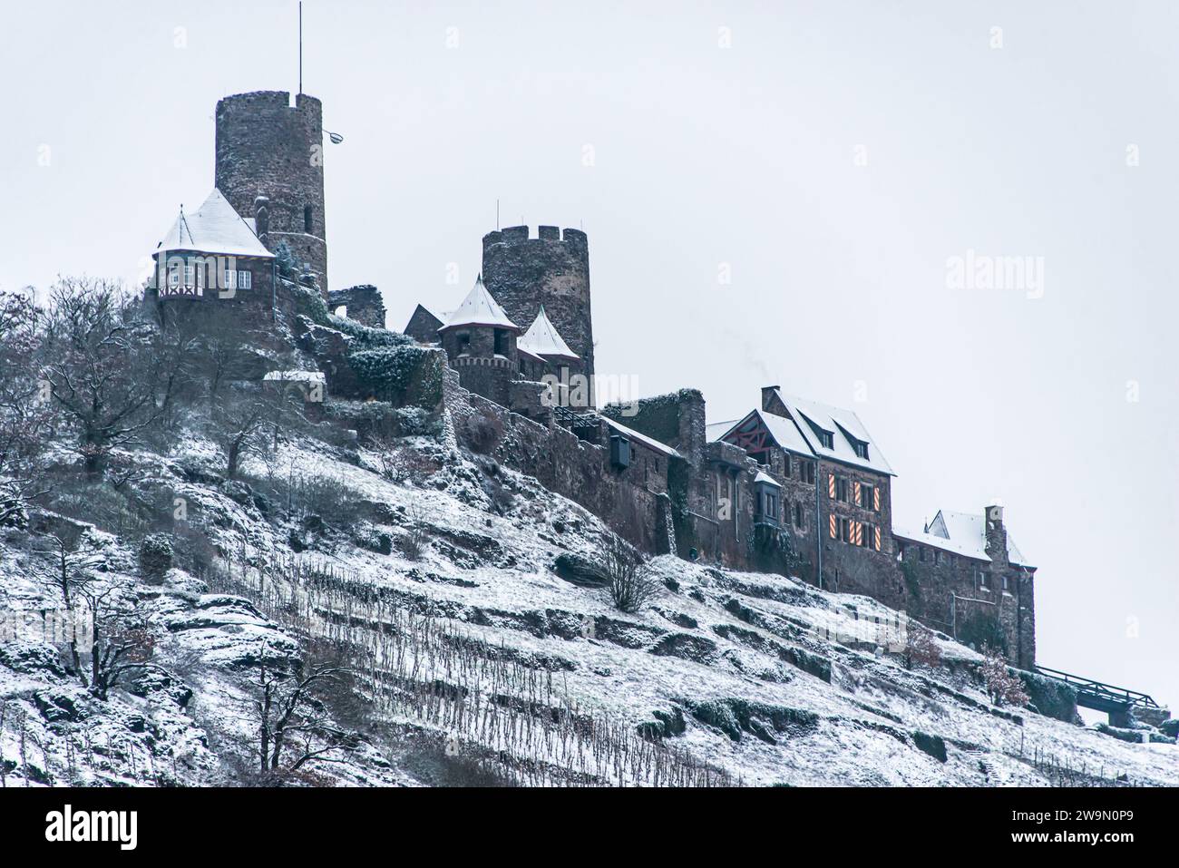 Winter Wonderland à Burg Thurant Château à la Moselle vignobles nichés dans les collines au-dessus de la rivière Moselle Allemagne ville Alken Banque D'Images