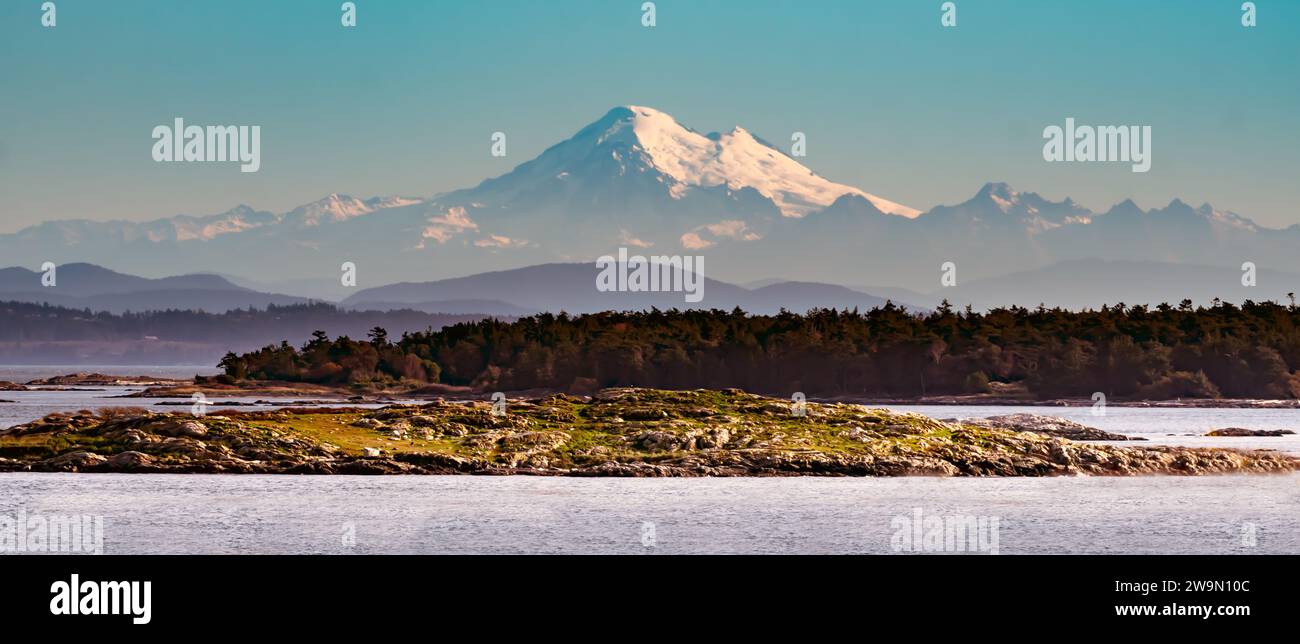 Vue du Mont Baker depuis Oak Bay, île de Vancouver, Colombie-Britannique, Canada Banque D'Images
