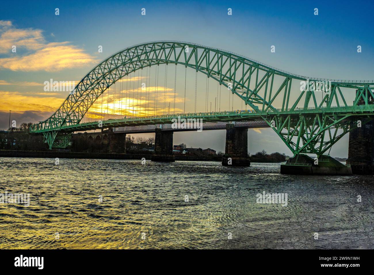 Coucher de soleil sur le pont Queensway Jubilee sur la rivière Mersey entre Widnes et Runcorn à Halton. Banque D'Images